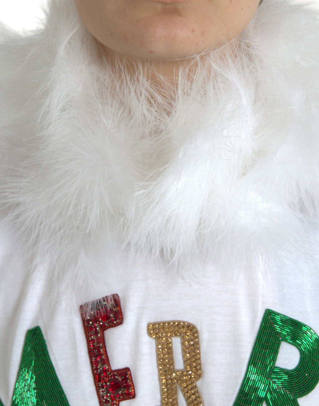 T-shirt blanc en coton Dolce & Gabbana avec sequins de Noël et fausse fourrure, mode festive et élégante.