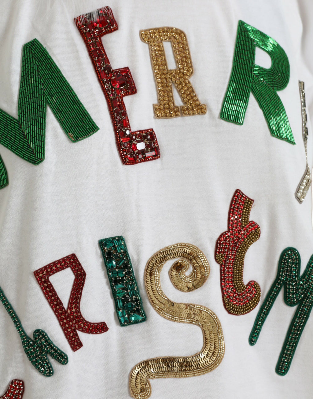 T-shirt blanc en coton Dolce & Gabbana avec sequins de Noël et fourrure, élégant et festif, visible en gros plan.