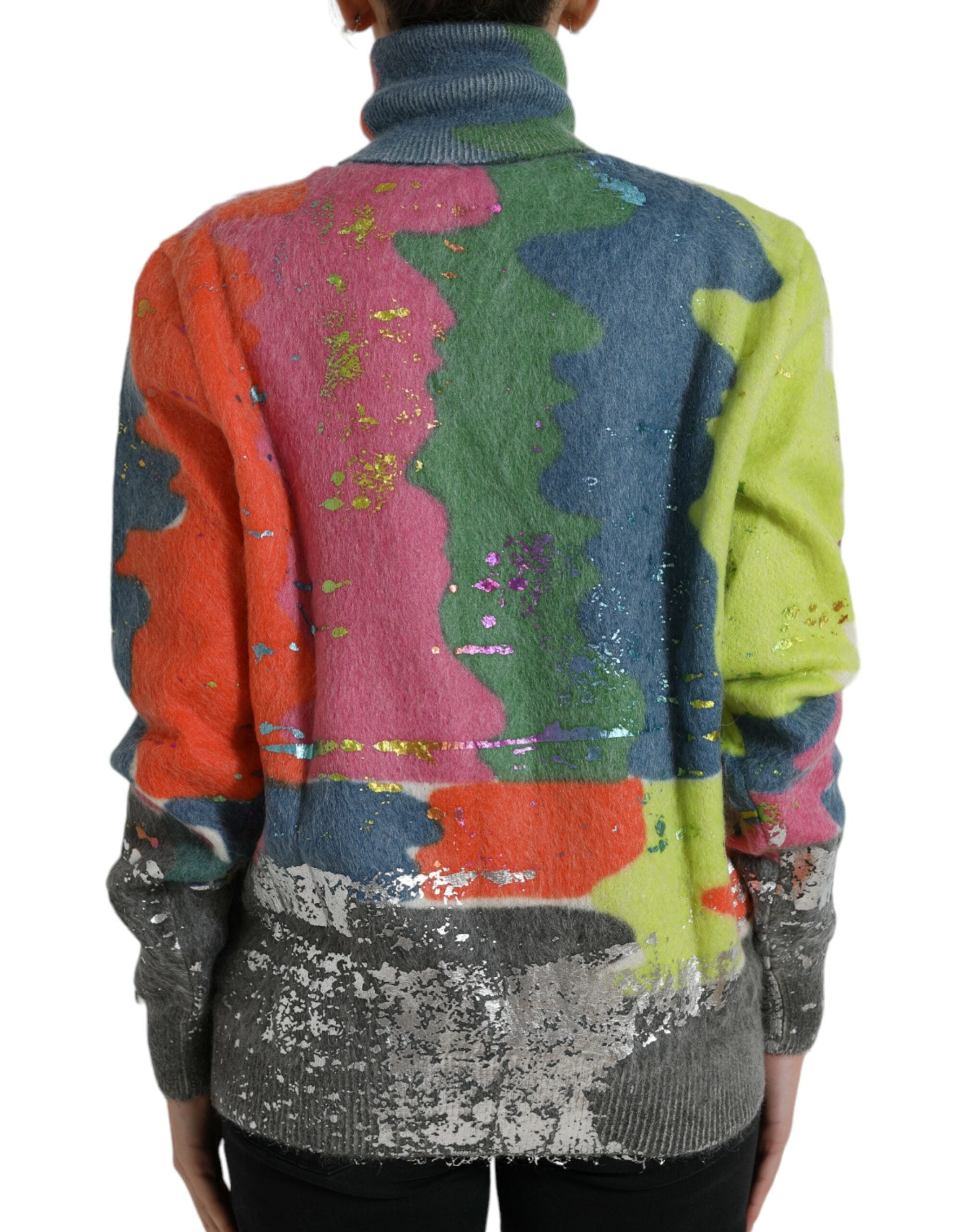 Pull en maille multicolore en mohair de Dolce & Gabbana, turtleneck chaud et élégant, porté sur un mannequin.