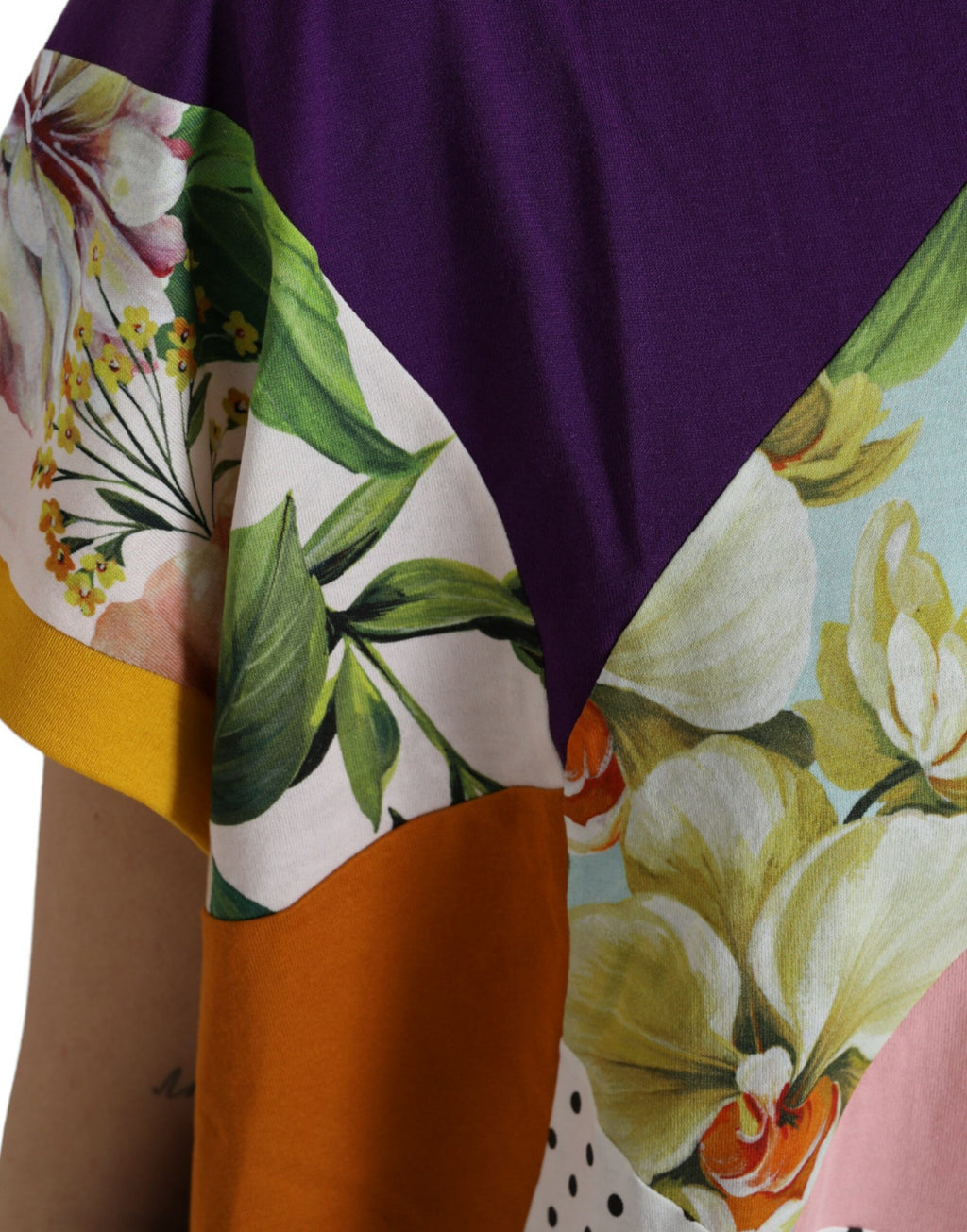 Blouse Dolce & Gabbana en coton et soie à patchwork multicolore, vue de face, détails colorés et tissu élégant visible.