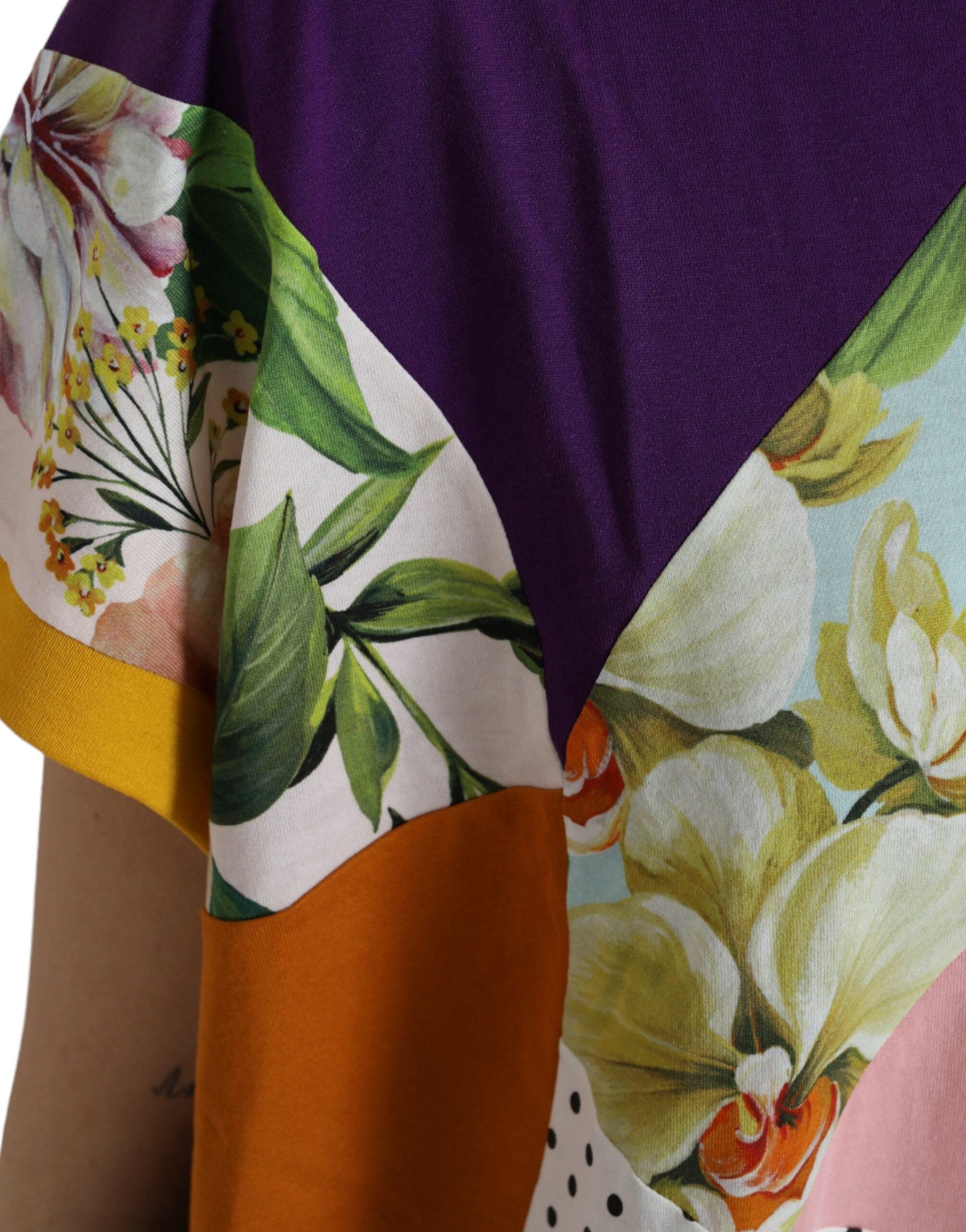 Blouse Dolce & Gabbana en coton et soie à patchwork multicolore, vue de face, détails colorés et tissu élégant visible.