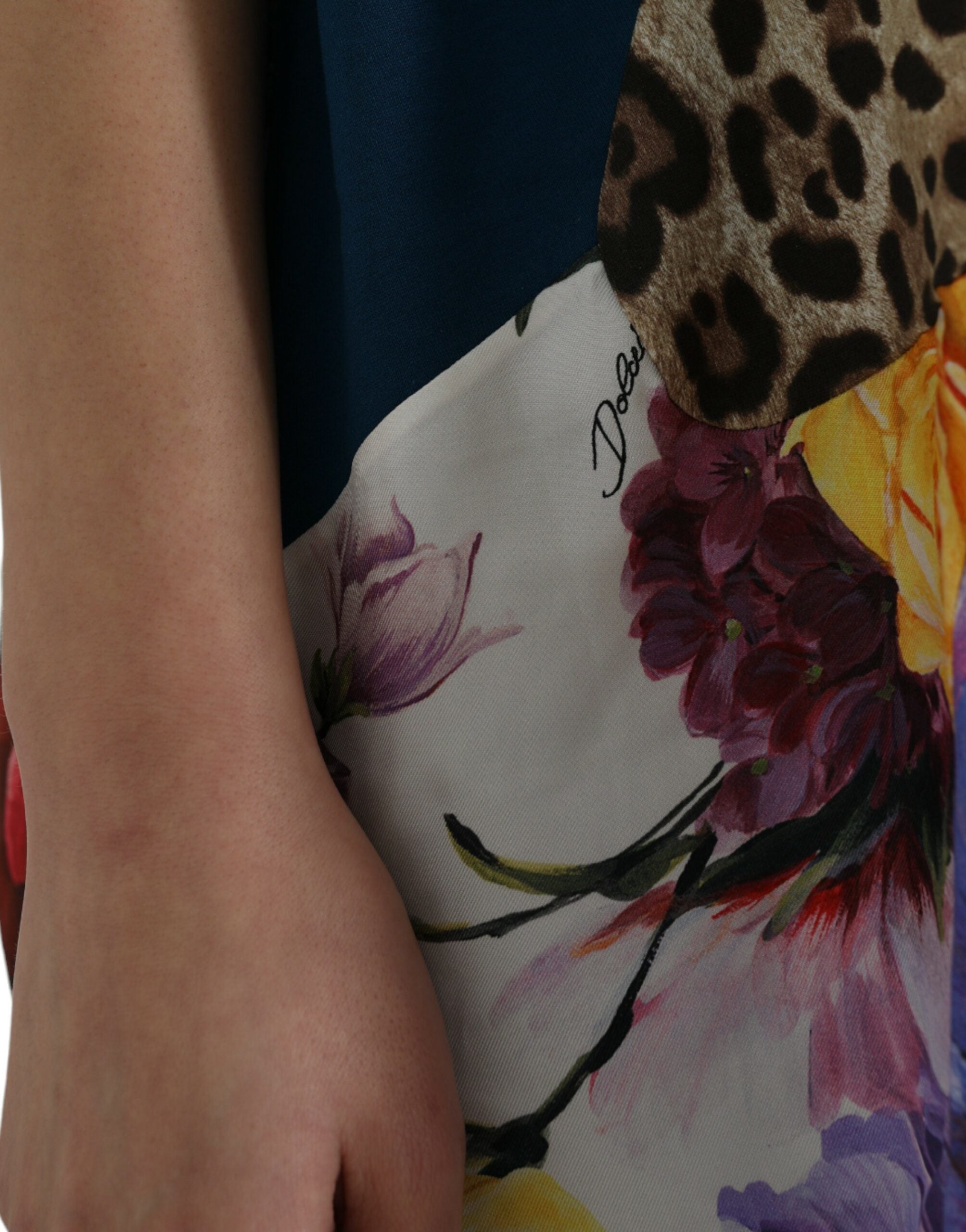 Blouse Dolce & Gabbana en coton et soie à patchwork multicolore, style élégant avec détails colorés.