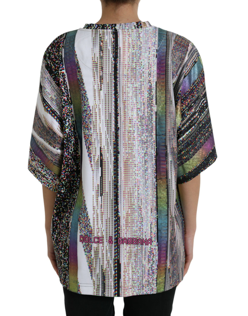 T-shirt multicolore Dolce & Gabbana With Love Always avec imprimé coloré, tissu léger, porté sur mannequin.