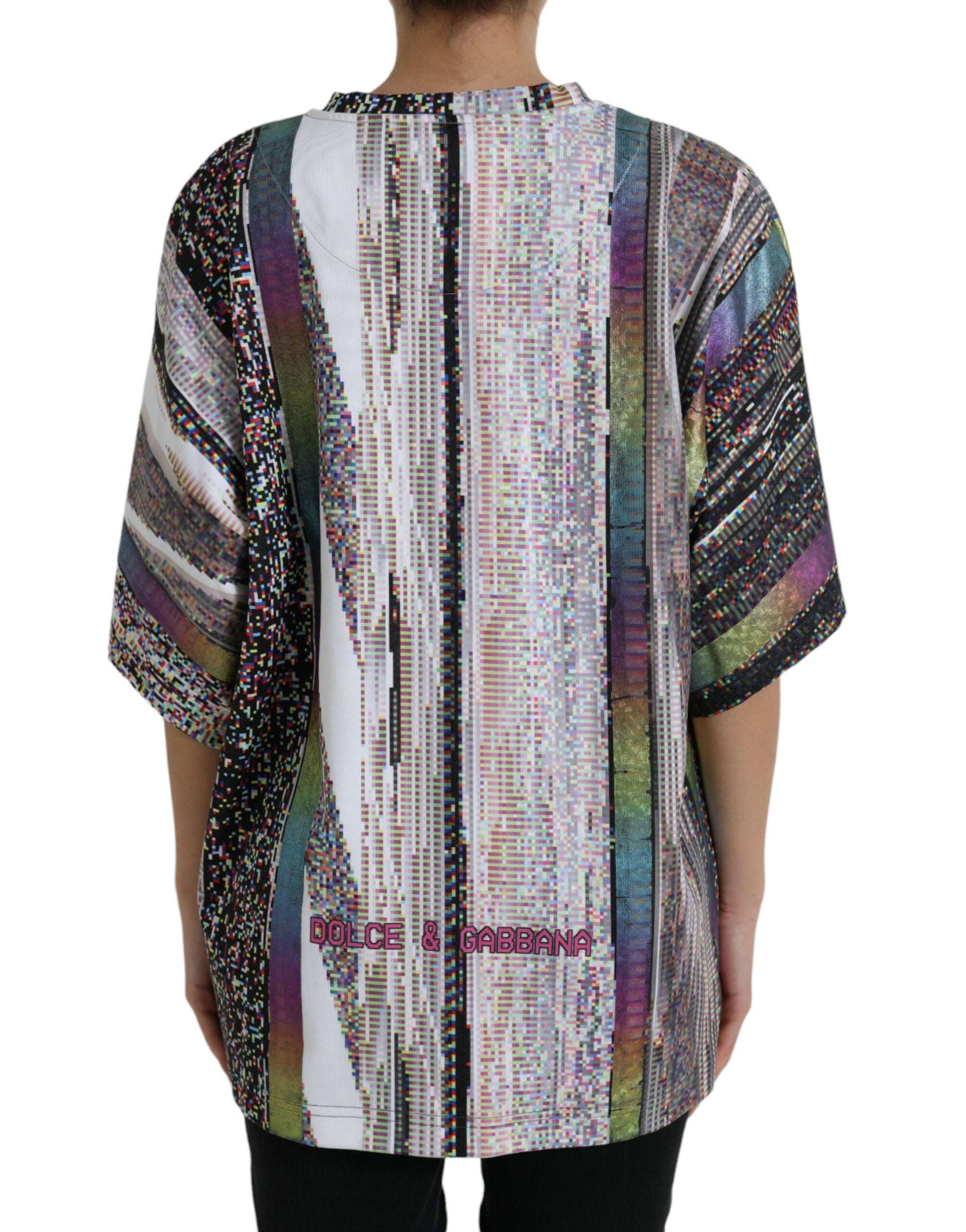 T-shirt multicolore Dolce & Gabbana With Love Always avec imprimé coloré, tissu léger, porté sur mannequin.