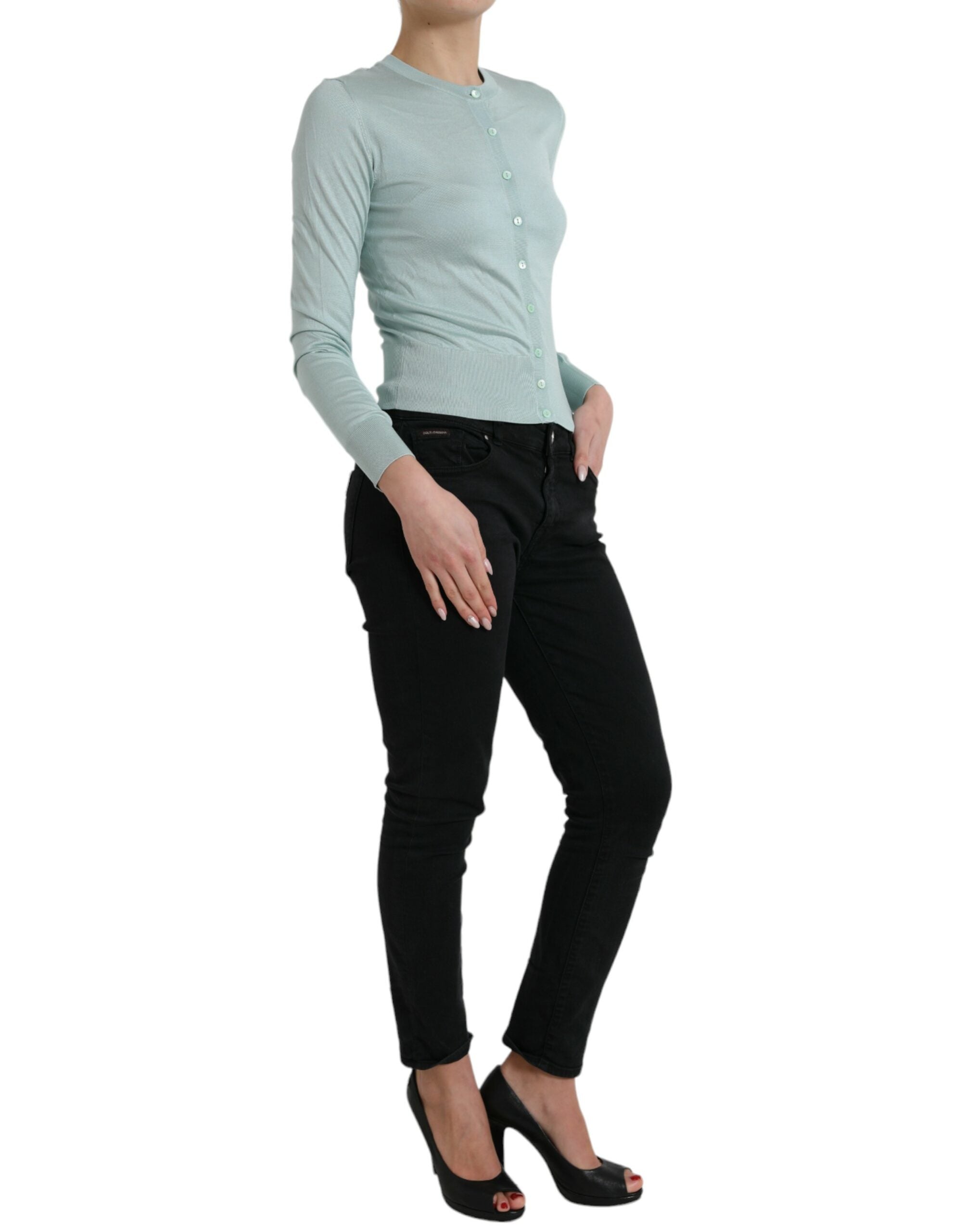 Cardigan en soie Dolce & Gabbana Light Blue avec col rond, douceur et élégance visibles dans l'image.