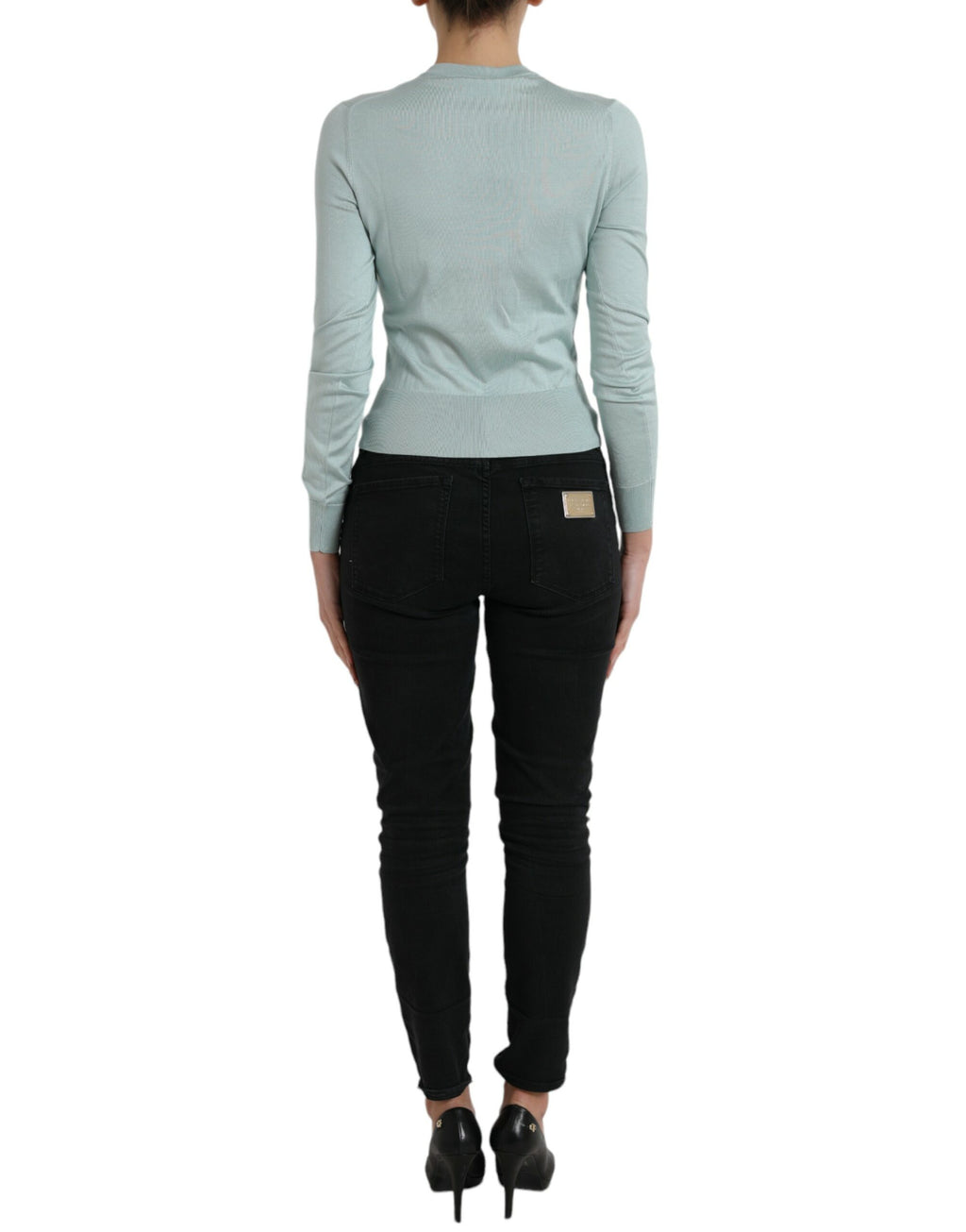 Pull en soie Dolce & Gabbana Light Blue avec col rond, cardigan élégant, visible en détail dans l'image.