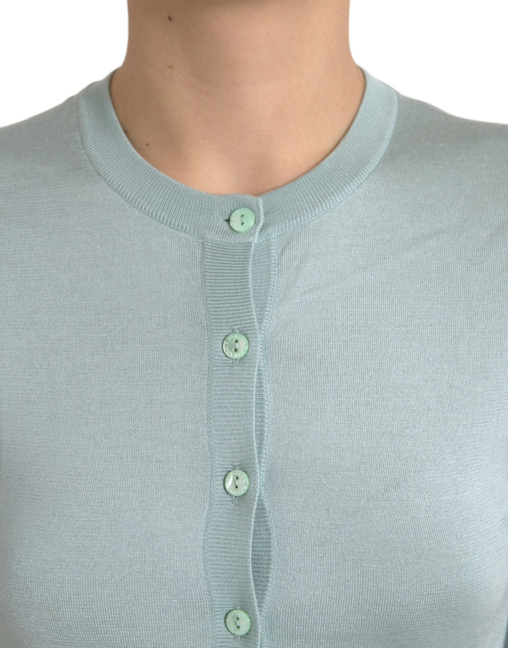 Cardigan en soie Dolce & Gabbana Light Blue avec col rond, détail élégant et finition soignée, porté sur un mannequin.