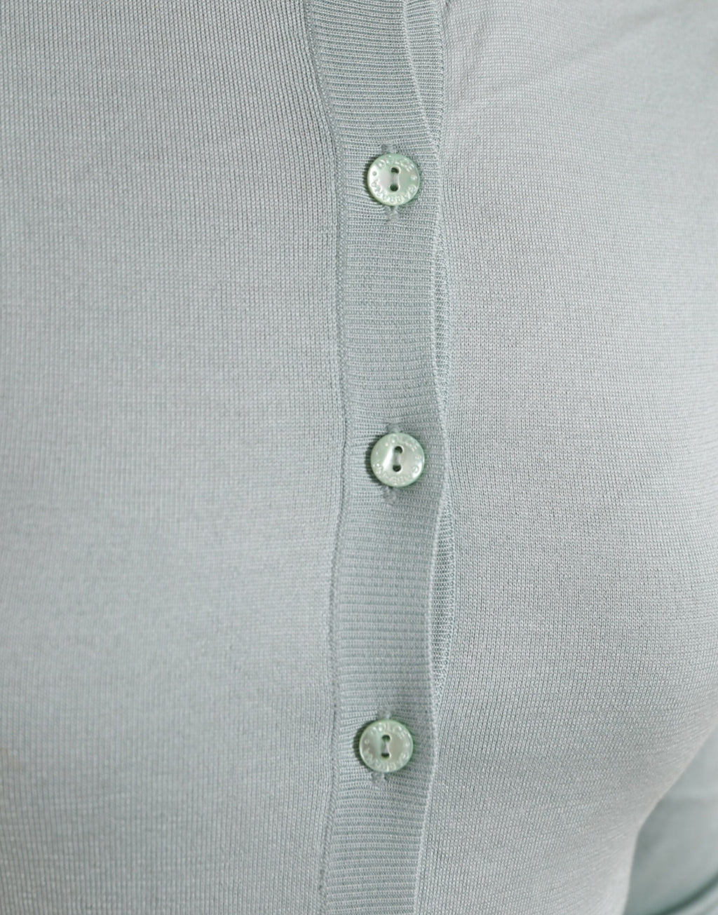 Pull en soie Dolce & Gabbana Light Blue à col rond, vue de face, doux et élégant, parfait pour un style chic et décontracté.