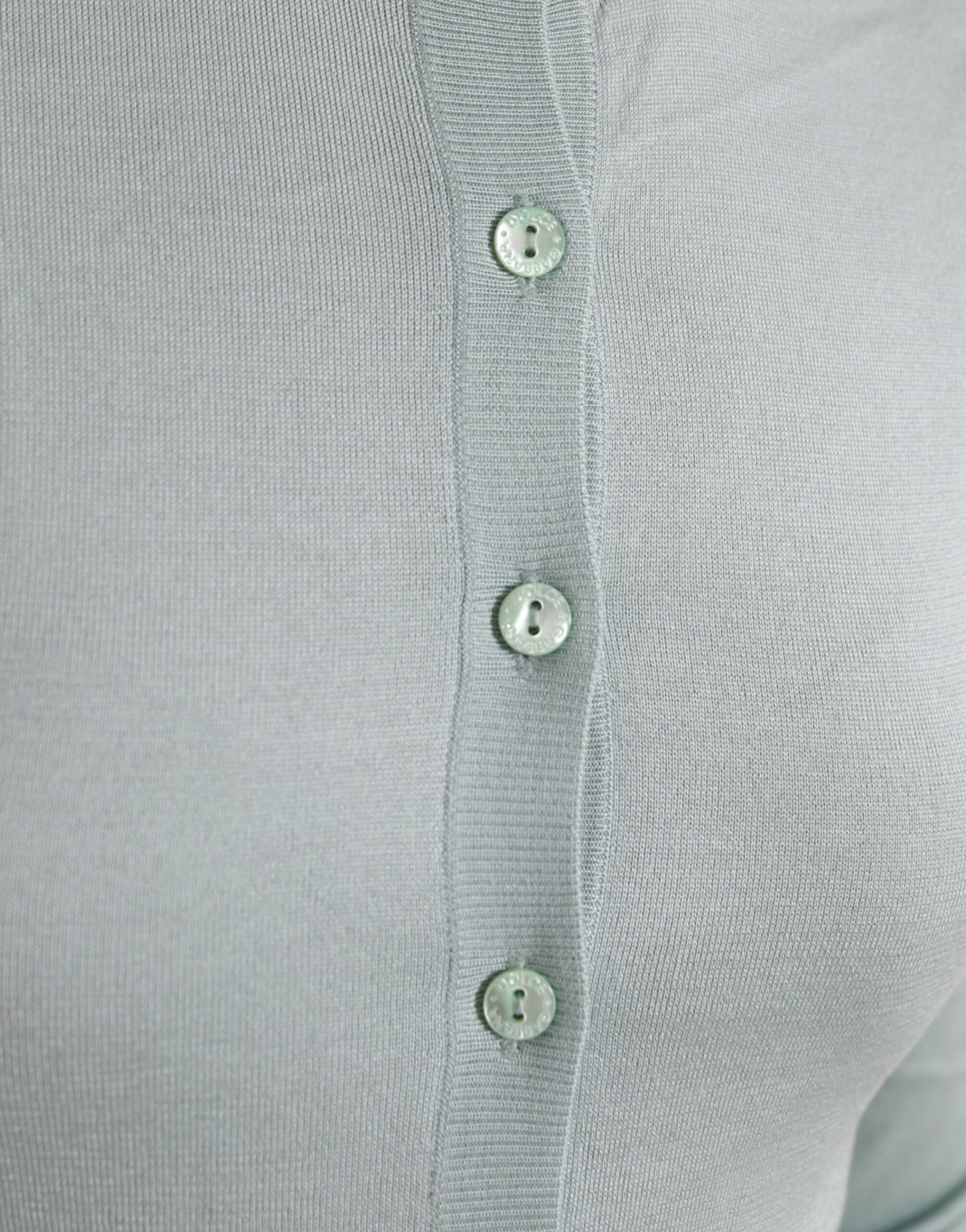 Pull en soie Dolce & Gabbana Light Blue à col rond, vue de face, doux et élégant, parfait pour un style chic et décontracté.