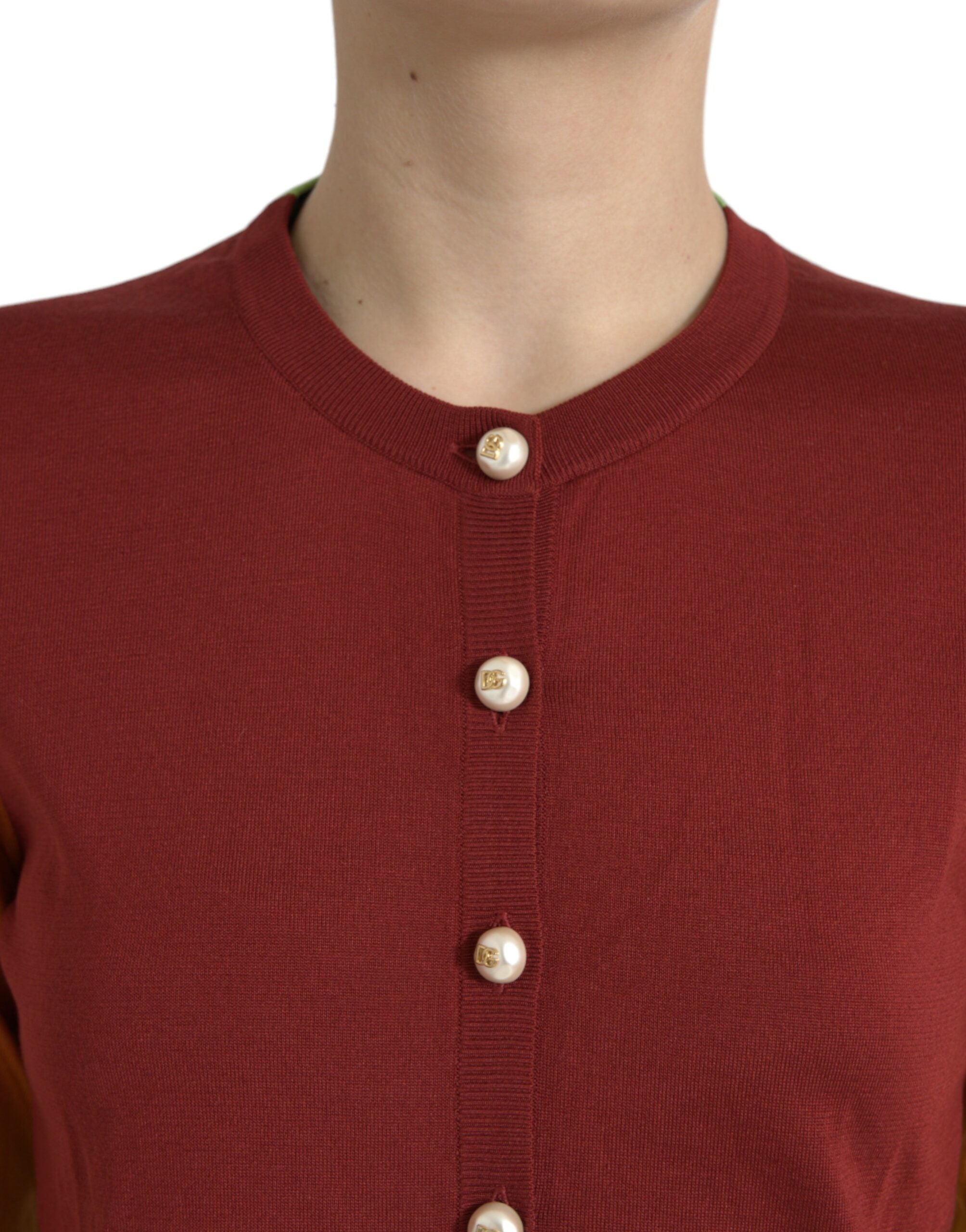 Cardigan en soie multicolore Dolce & Gabbana à col rond, douceur et style élégant visible sur l'image.