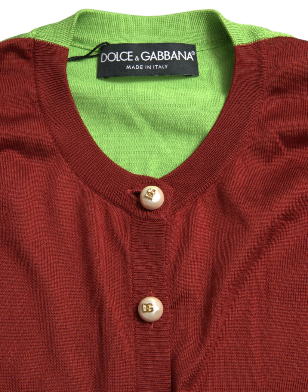 Pull Dolce & Gabbana en soie multicolore à col rond, cardigan élégant avec motif vibrant, porté sur un fond neutre.
