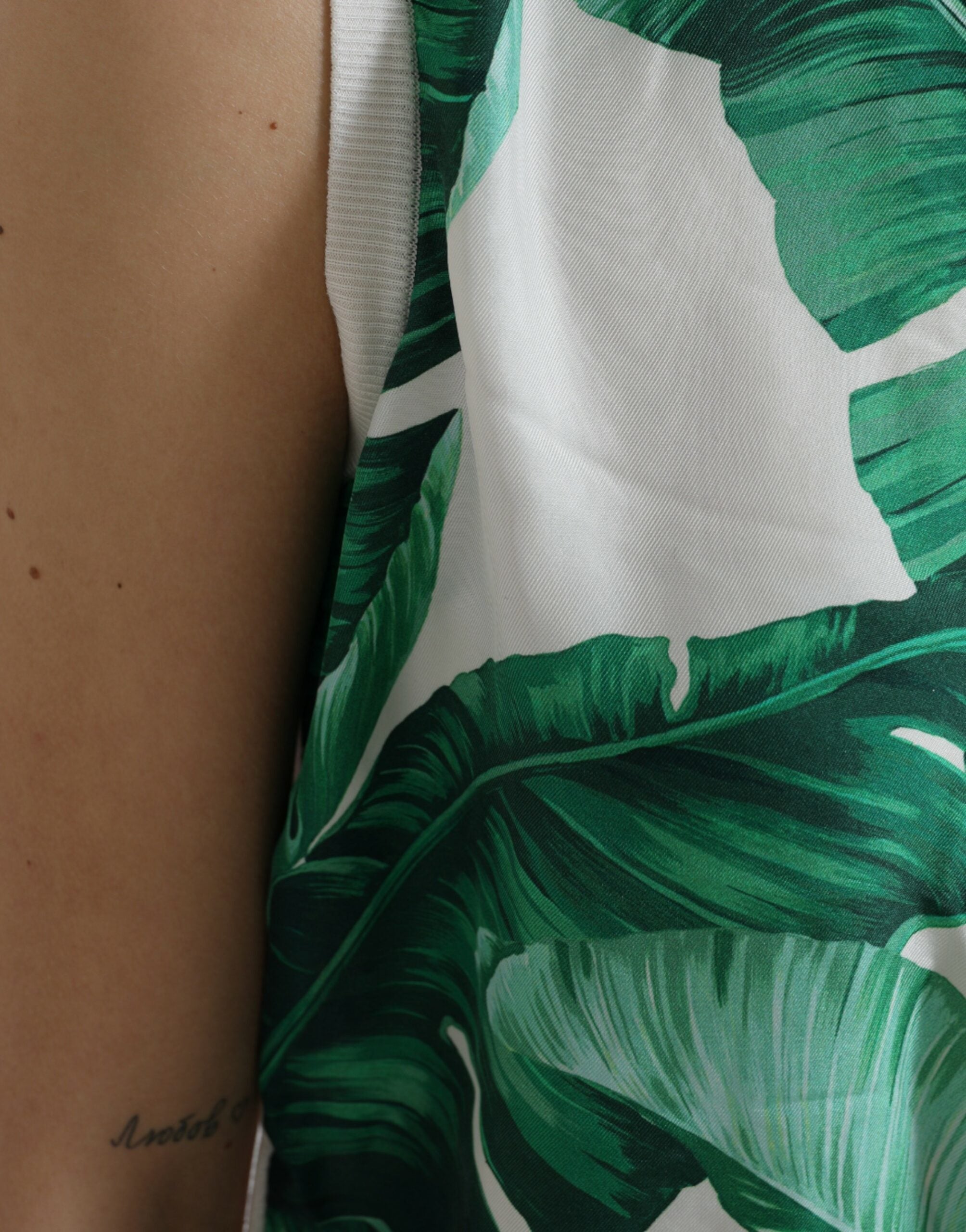 T-shirt sans manches blanc à imprimé feuilles de bananier Dolce & Gabbana, col rond, style décontracté et tendance.