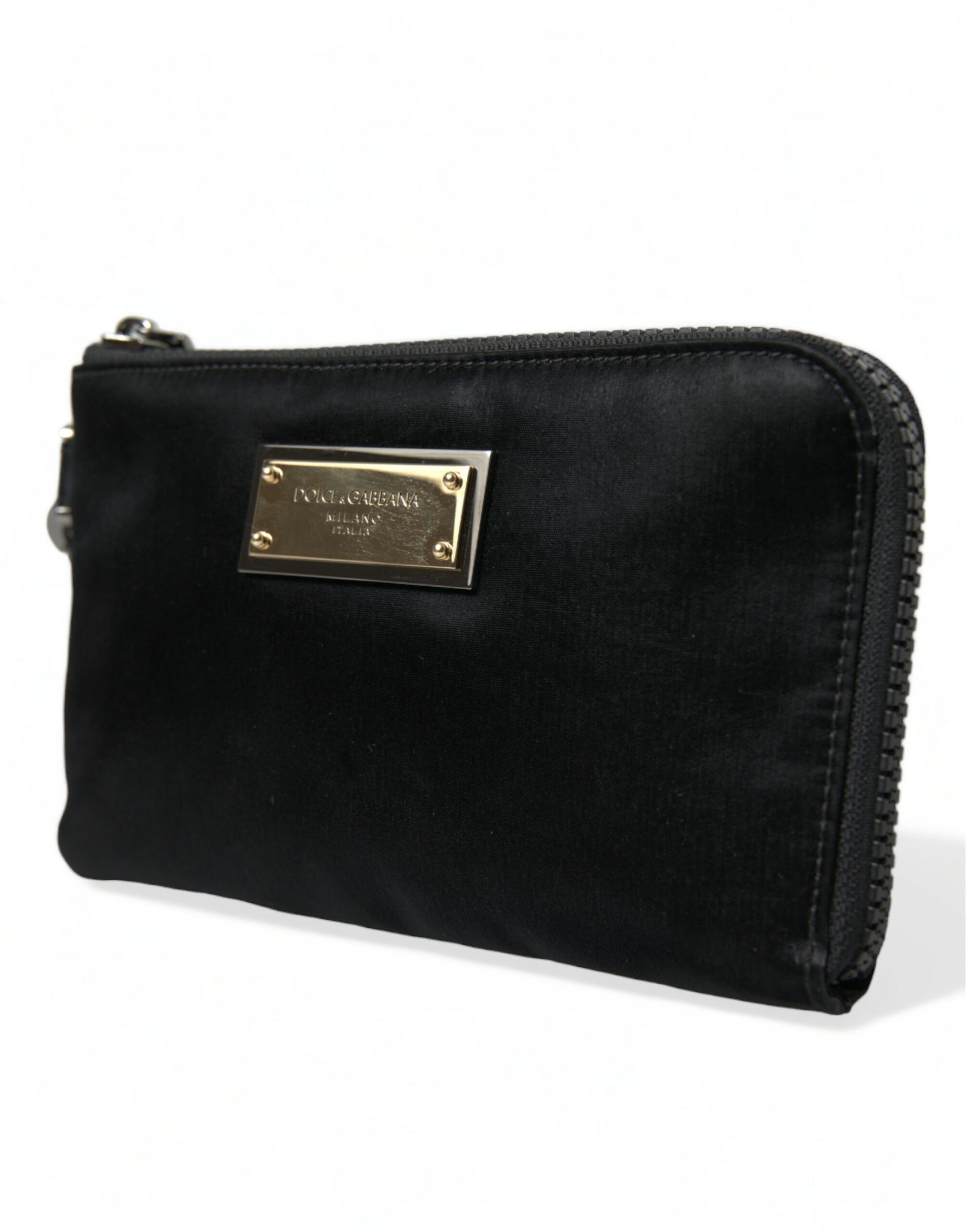 Porte-clés en nylon noir Dolce & Gabbana avec plaque logo, attaché à une pochette ou clutch élégante.