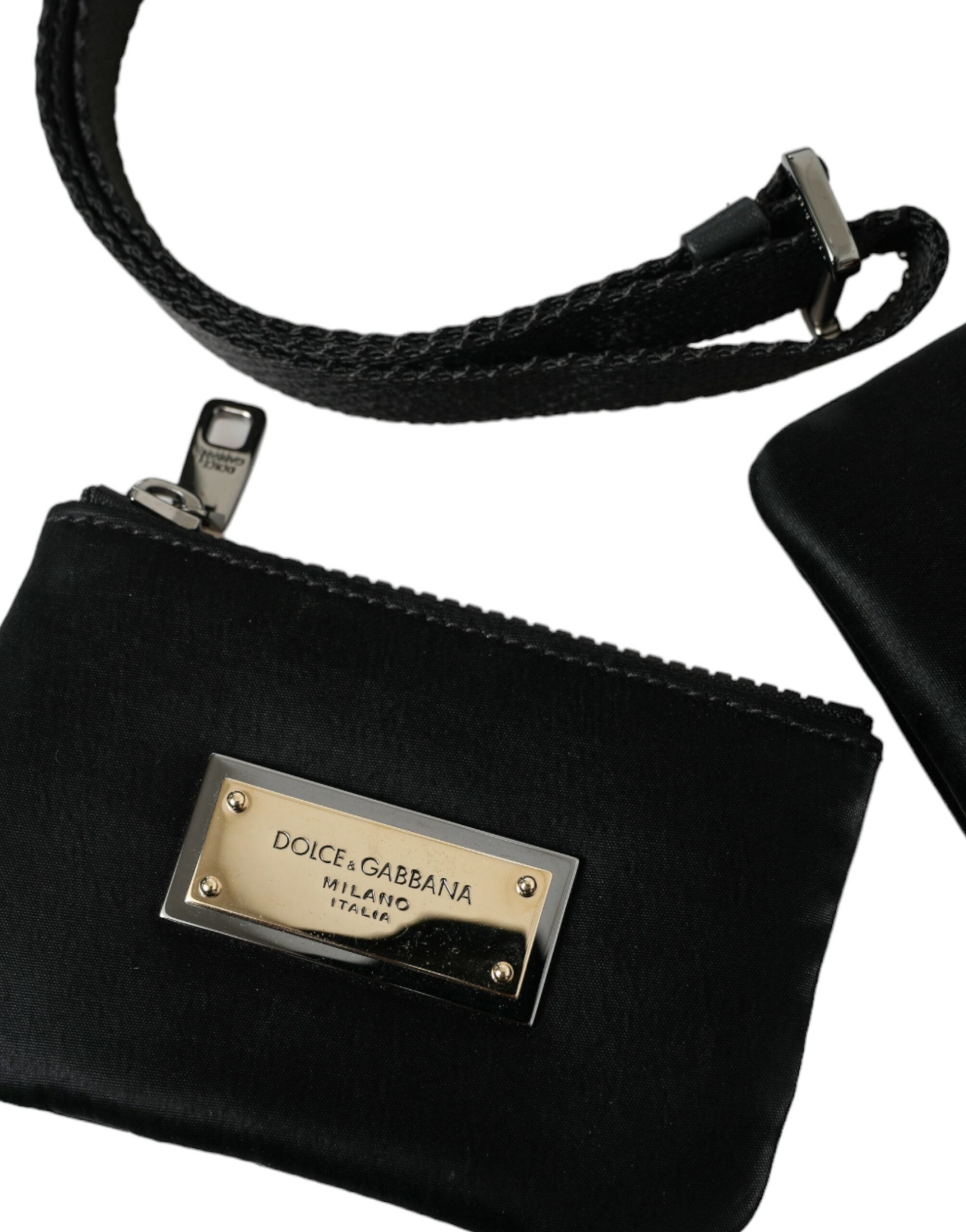 Pochette en nylon noir Dolce & Gabbana avec logo, plaque en métal et porte-clés, style sac de clutch élégant.
