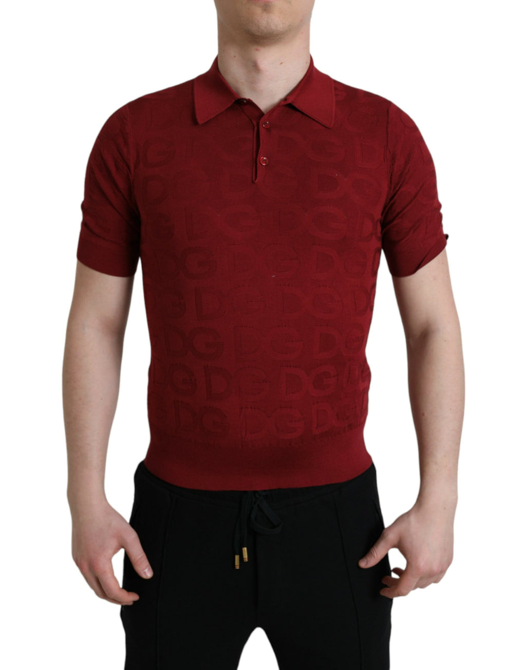 T-shirt en soie rouge bordeaux à col avec manches courtes de Dolce & Gabbana, élégant et confortable, vue de face.