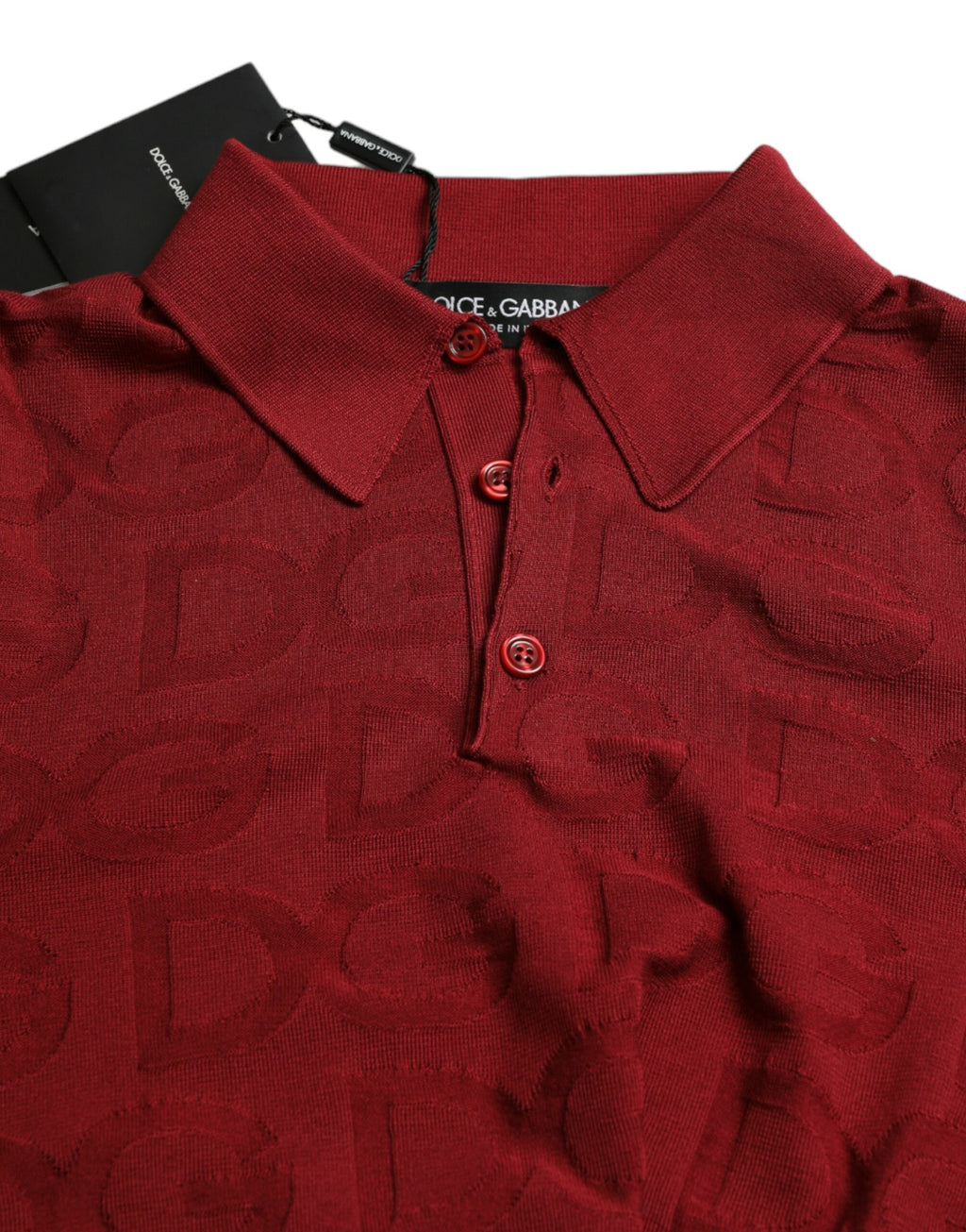 T-shirt en soie bordeaux à col avec manches courtes de Dolce & Gabbana, look élégant et sophistiqué.