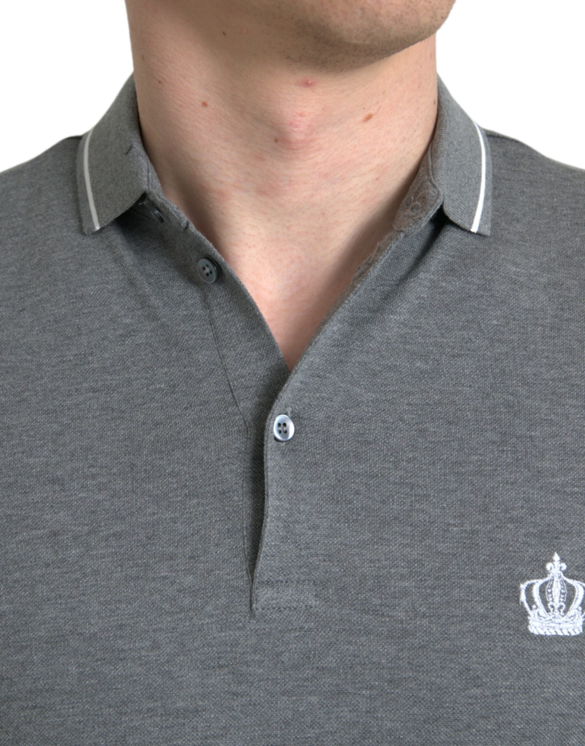 T-shirt Dolce & Gabbana gris à col avec manches courtes et motif couronne, mode élégante pour homme.