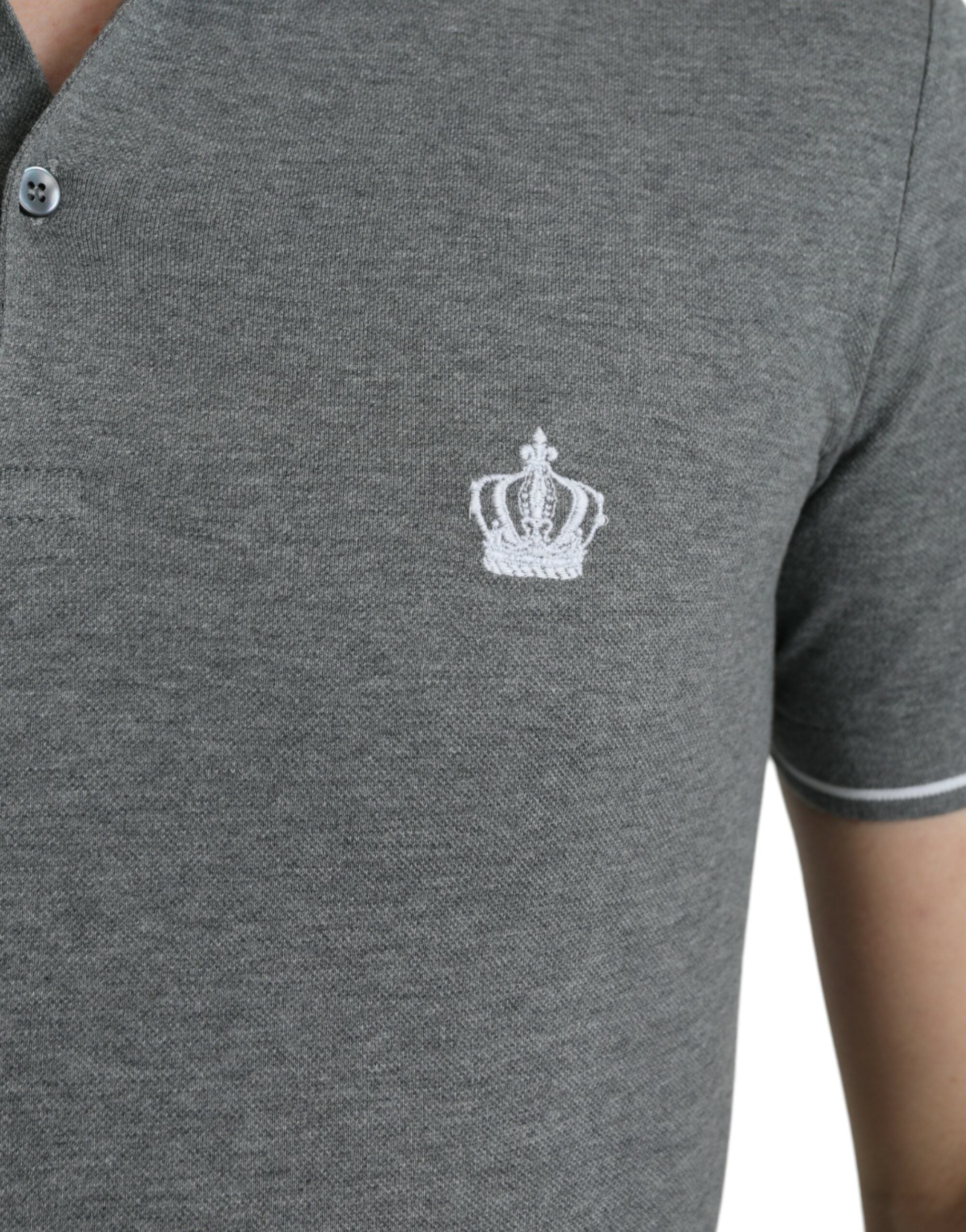 T-shirt à col en short en gris de Dolce & Gabbana, manches courtes avec logo couronne sur le devant.