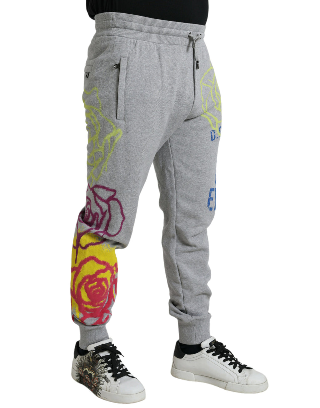 Pantalons jogger en coton gris de Dolce & Gabbana avec motif graffiti, denim décontracté et style contemporain.