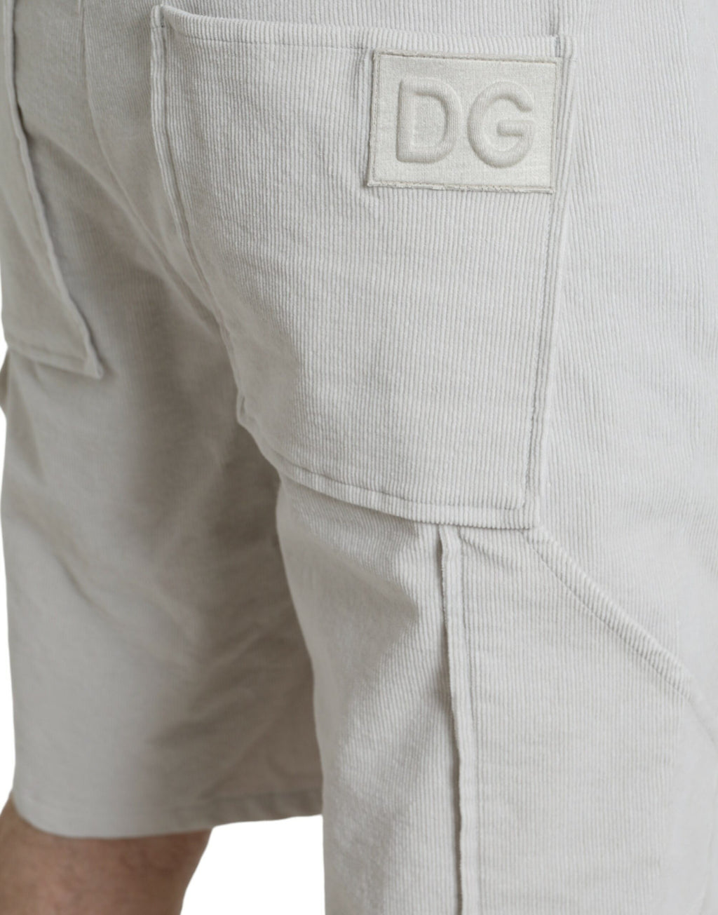 Shorts bermuda en coton à corduroy beige de Dolce & Gabbana avec logo visible, style décontracté et élégant.