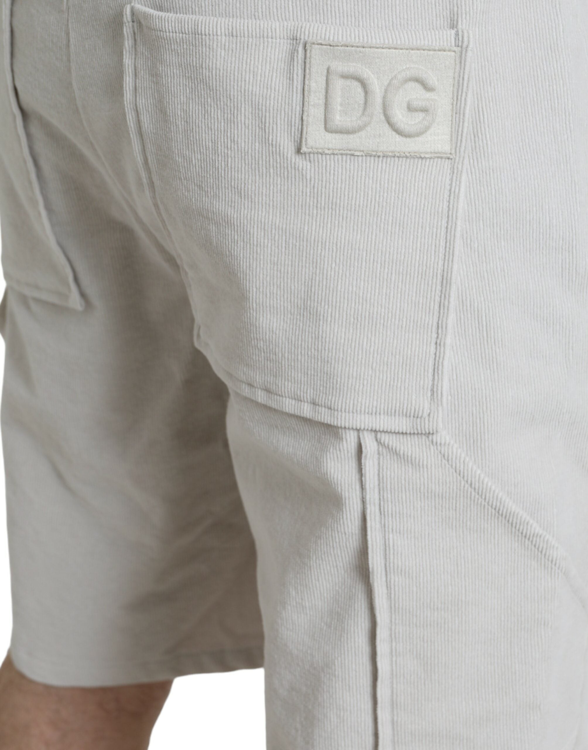 Shorts bermuda en coton à corduroy beige de Dolce & Gabbana avec logo visible, style décontracté et élégant.