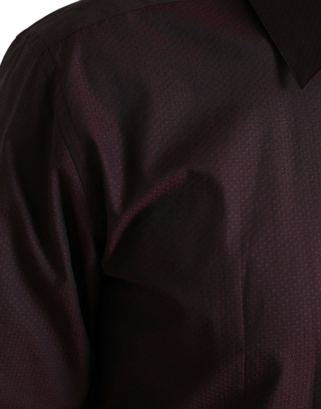 Robe de soirée Dolce & Gabbana en jacquard bordeaux avec détails formels, portée avec la chemise MARTINI.