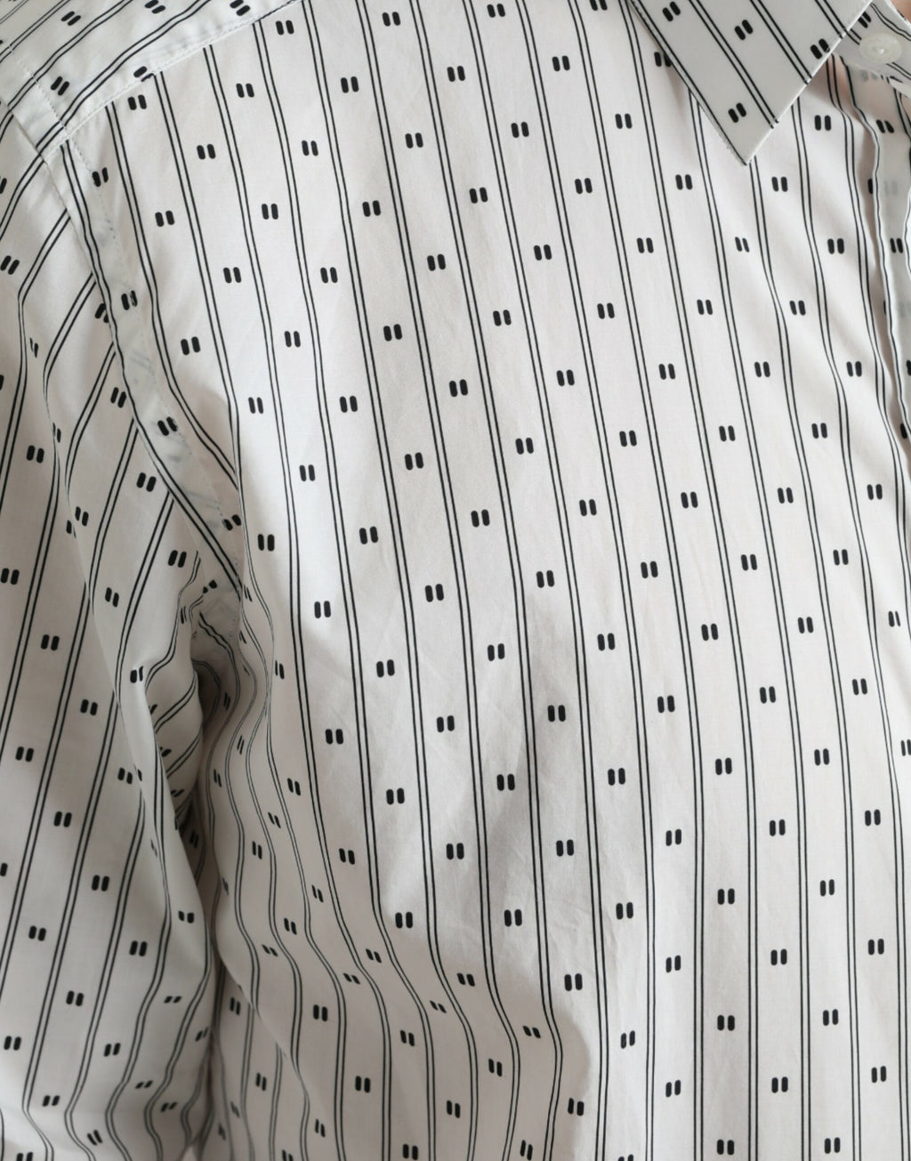Chemise formelle blanche pour homme Dolce & Gabbana avec motif doré, tissu élégant et détails sophistiqués.