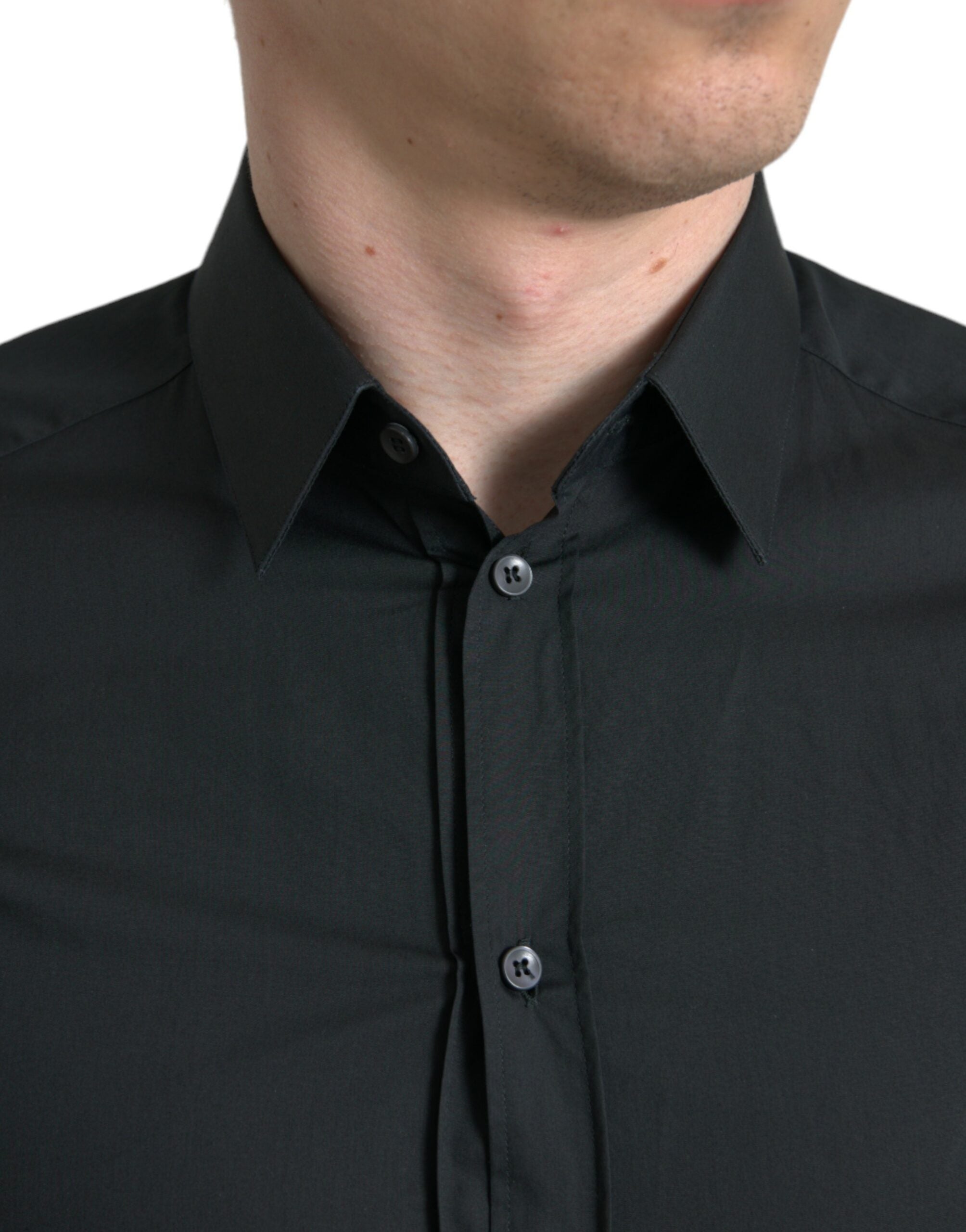 Chemise formelle en coton et soie noire Dolce & Gabbana avec détails dorés, vue rapprochée du col et des boutons.