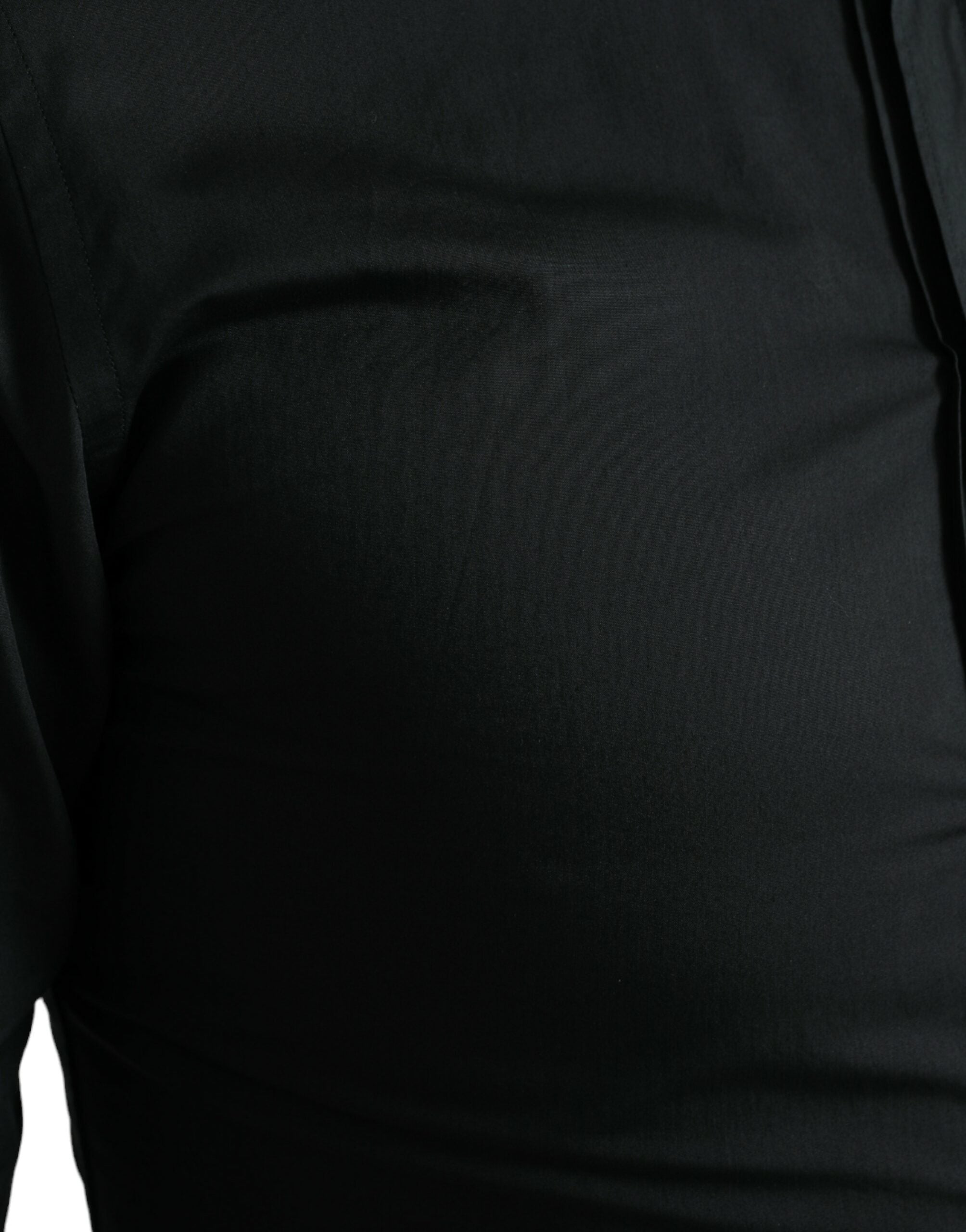 Chemise formelle en coton et soie noire Dolce & Gabbana avec détails en or, vue frontale sur une mannequin.