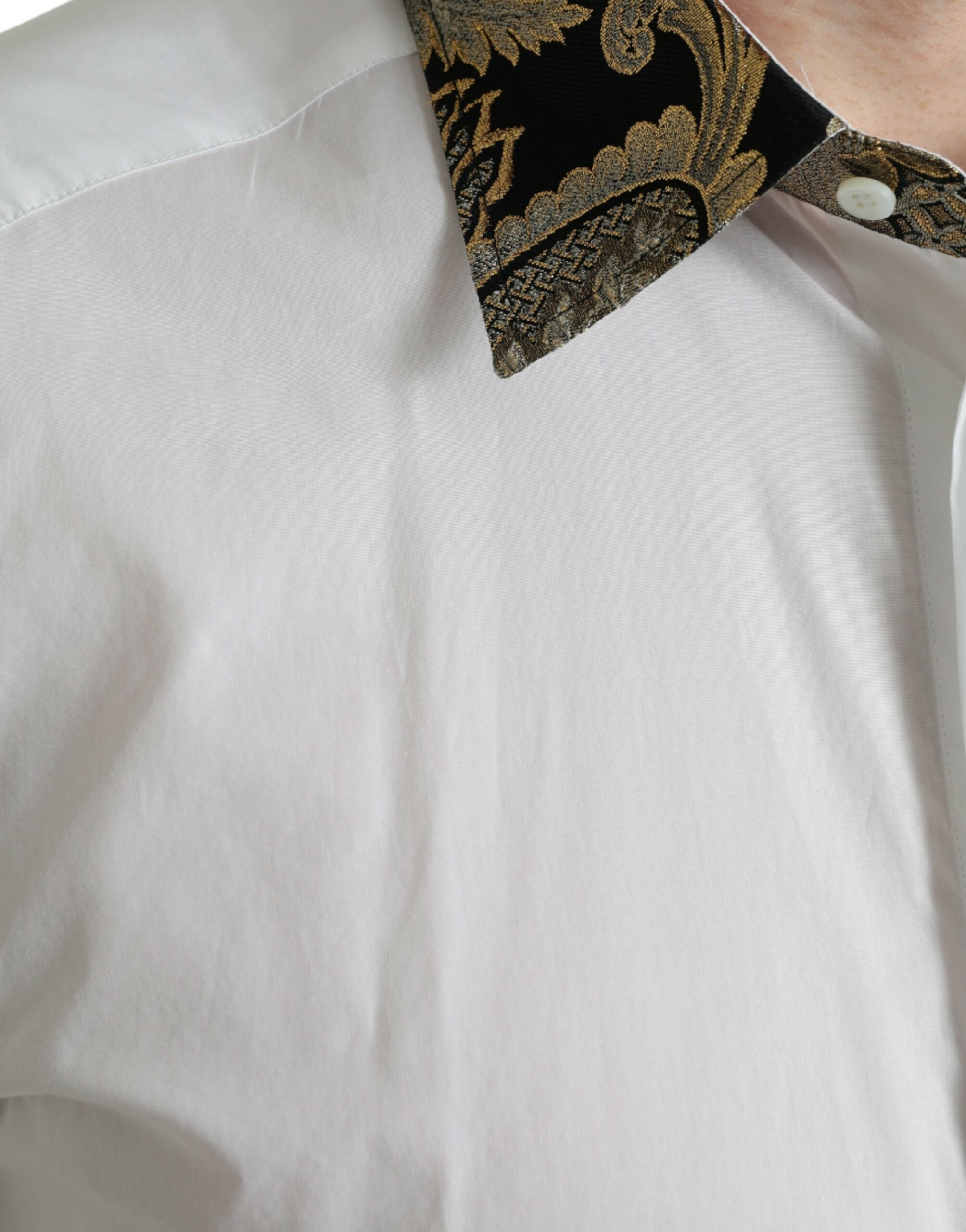 Chemise formelle Dolce & Gabbana blanche en coton jacquard avec boutons dorés, élégante et raffinée.