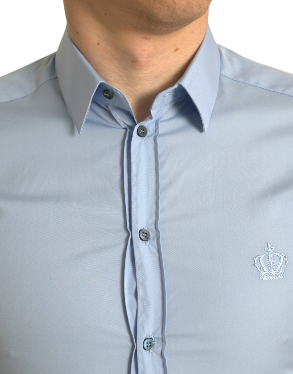 Chemise formelle en coton bleu ciel de Dolce & Gabbana pour homme, avec détails dorés et coupe élégante.