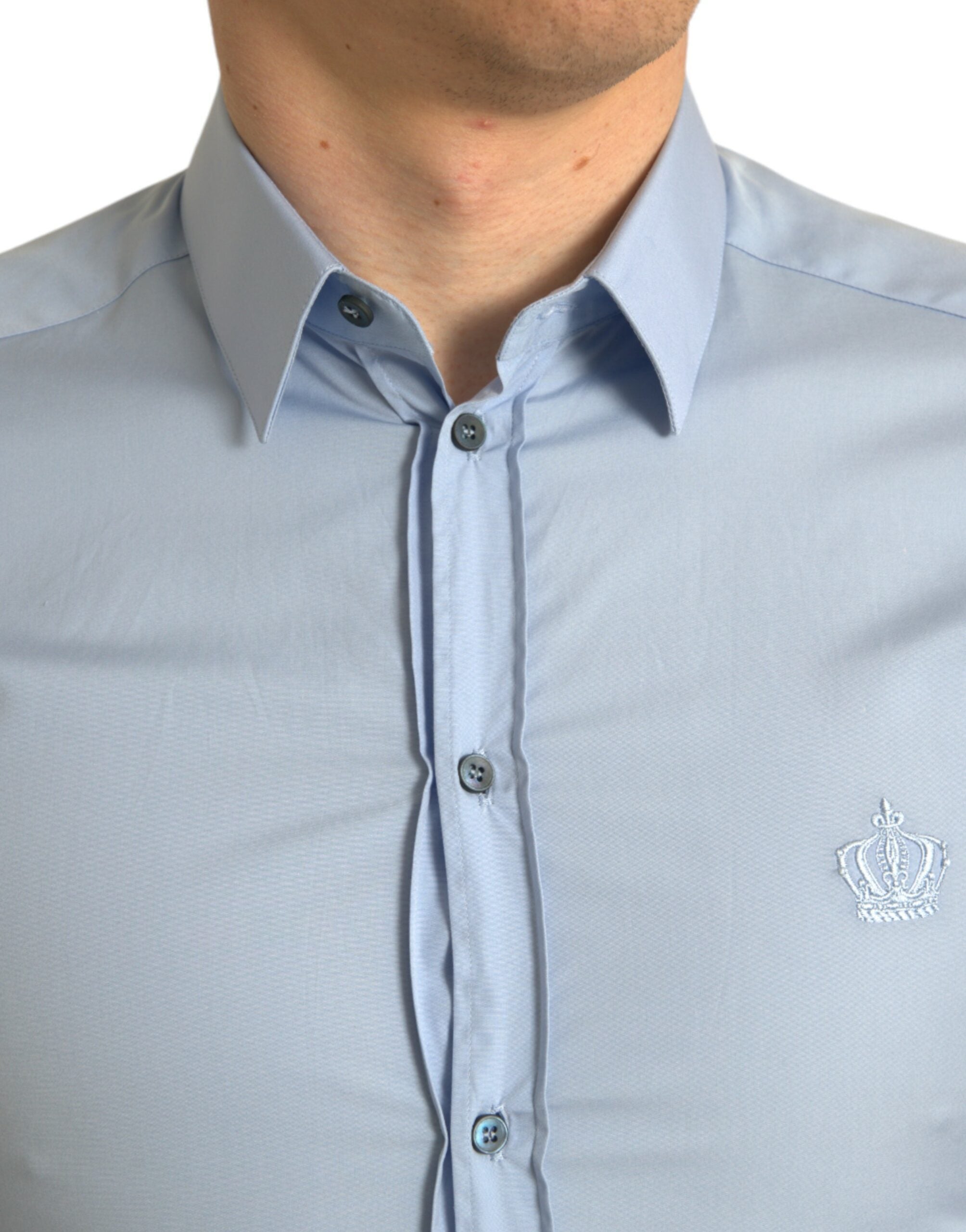Chemise formelle en coton bleu ciel de Dolce & Gabbana pour homme, avec détails dorés et coupe élégante.