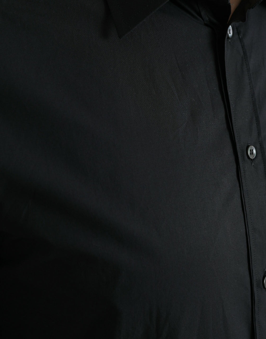 Chemise noire en coton Dolce & Gabbana pour homme, chemise de costume formelle avec détails dorés.