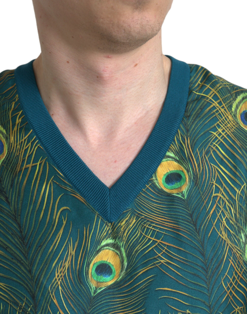 Pull à col rond Dolce & Gabbana avec motif plumes de paon vert, doux et élégant, en maille fine.