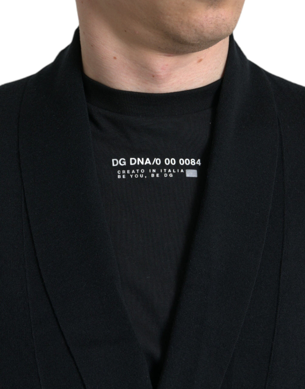 Robe longue en cachemire noir Dolce & Gabbana avec ceinture, manches longues et style wrap élégant.