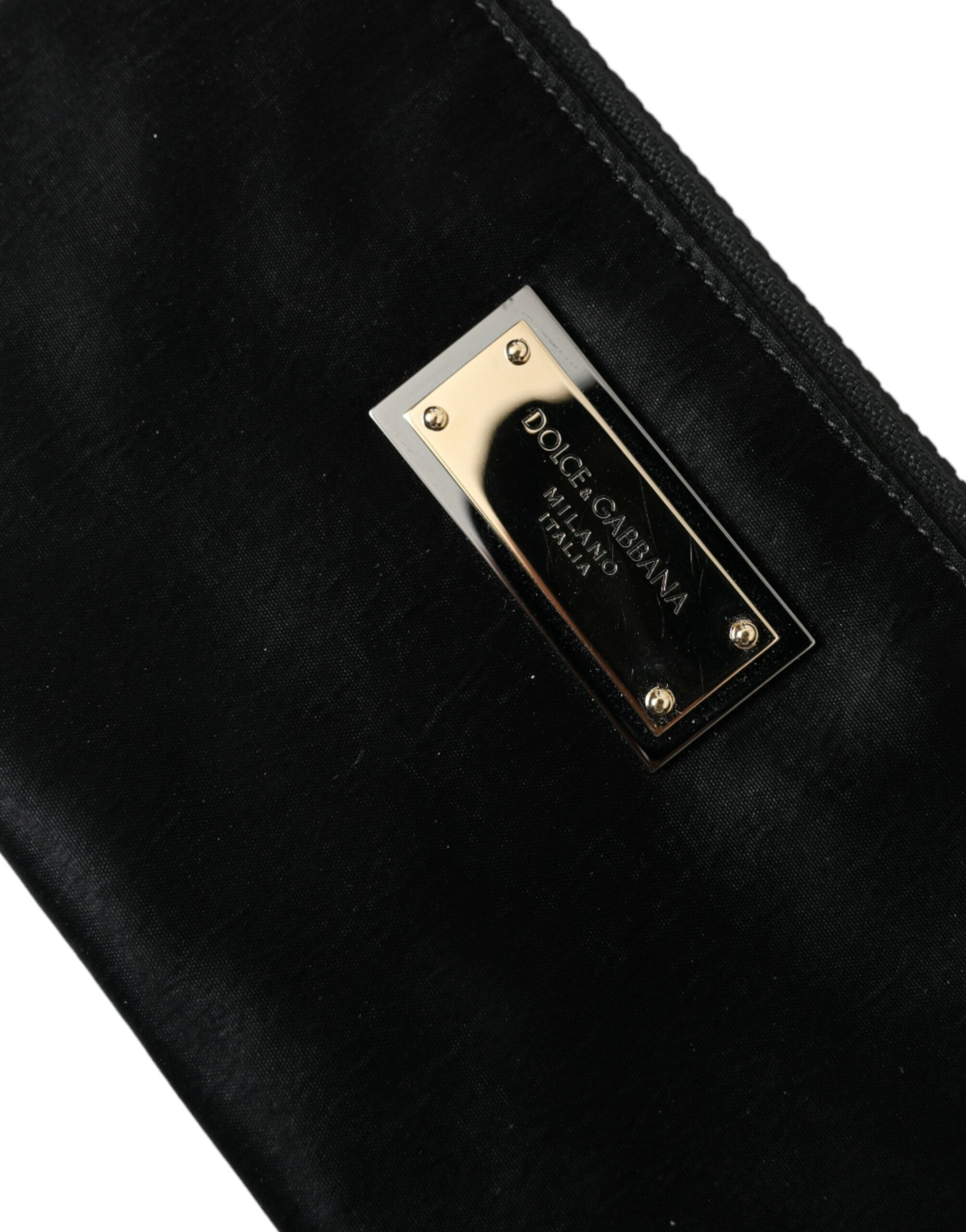 Pochette Dolce & Gabbana en nylon noir avec logo, porte-clés et plaque, style clutch élégant et pratique.