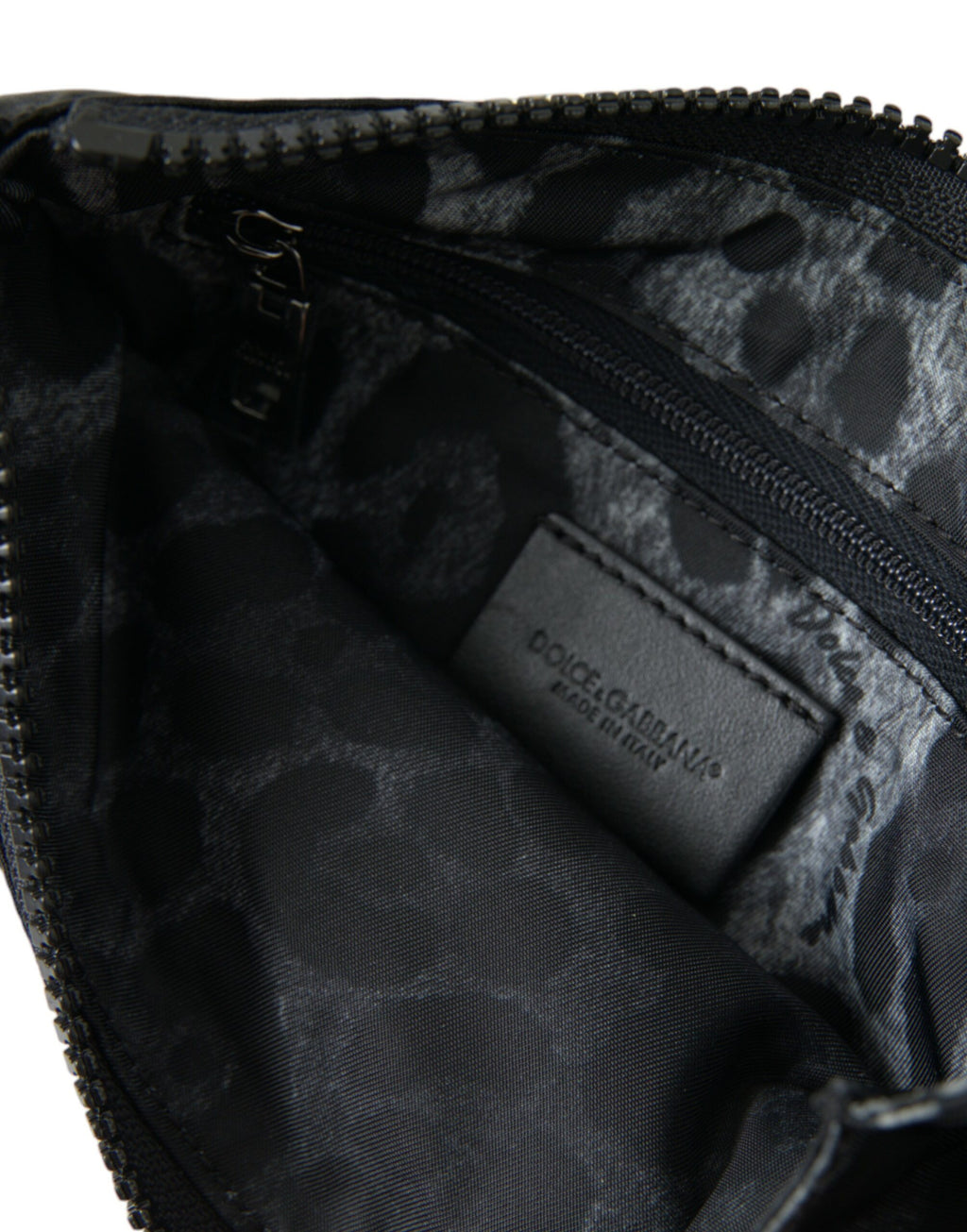 Pochette Dolce & Gabbana en nylon noir avec logo en plaque, clé, et design élégant.