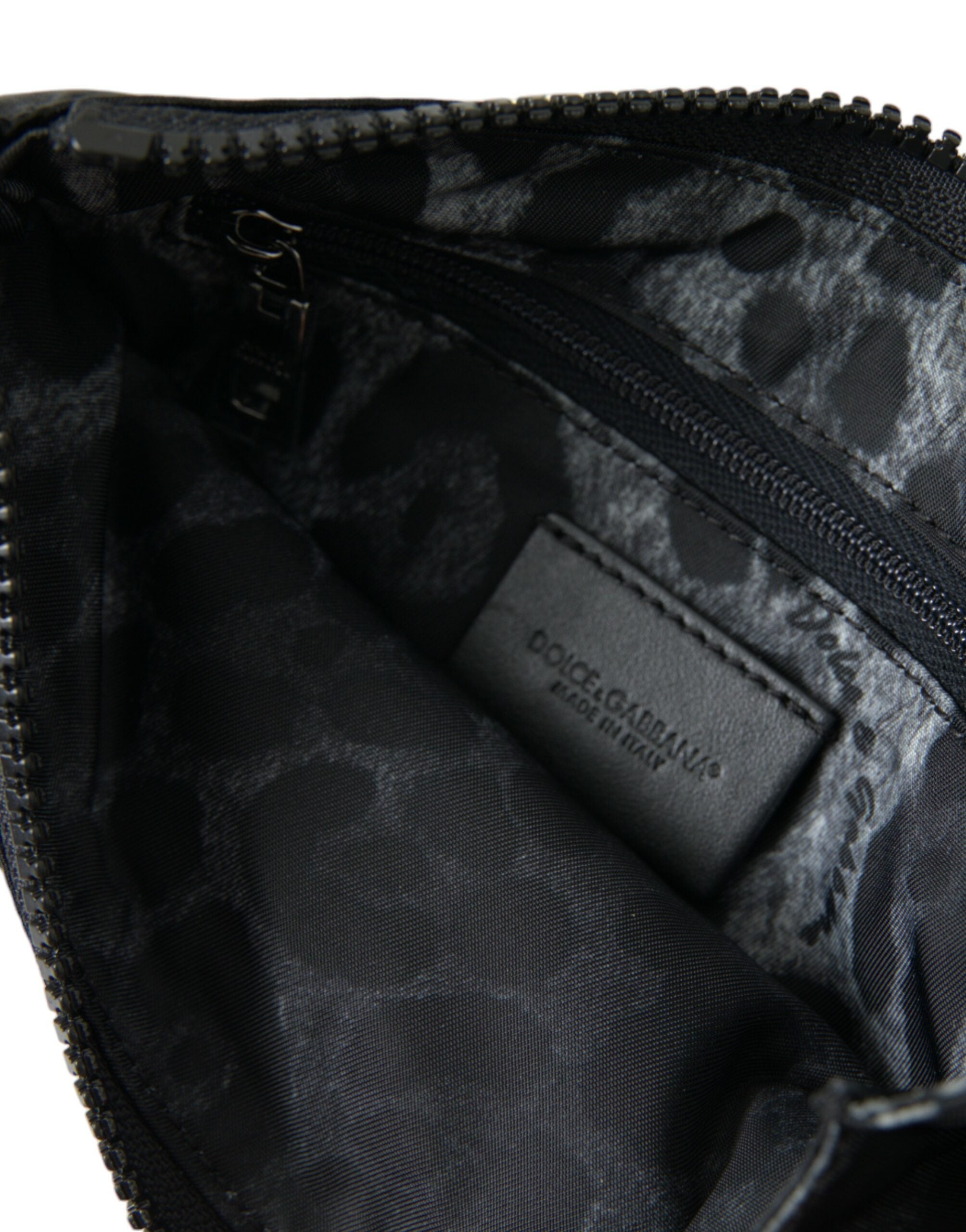 Pochette Dolce & Gabbana en nylon noir avec logo en plaque, clé, et design élégant.