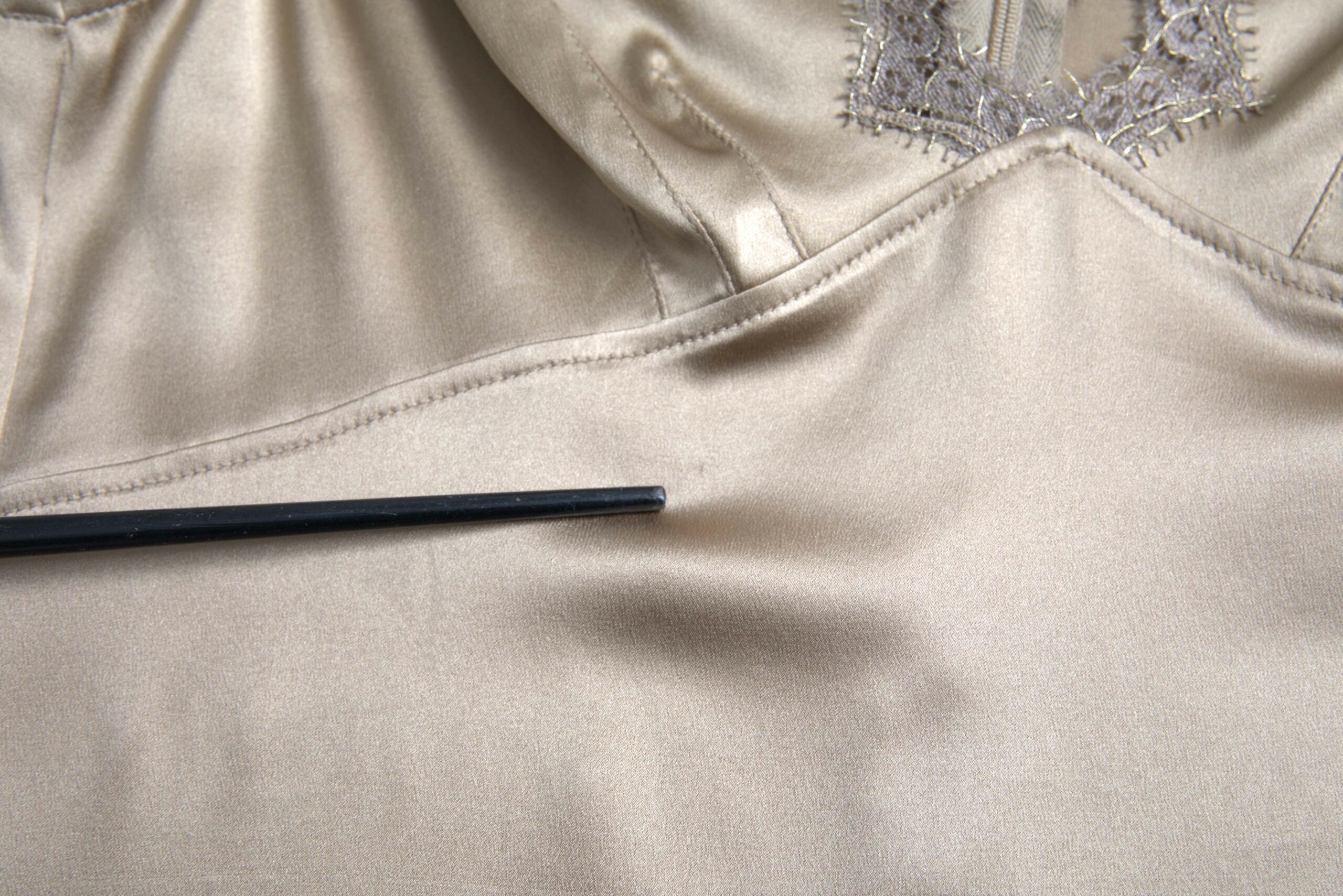 Débardeur sans manches Dolce & Gabbana marron avec bordure en dentelle et encolure en V, style élégant et féminin.