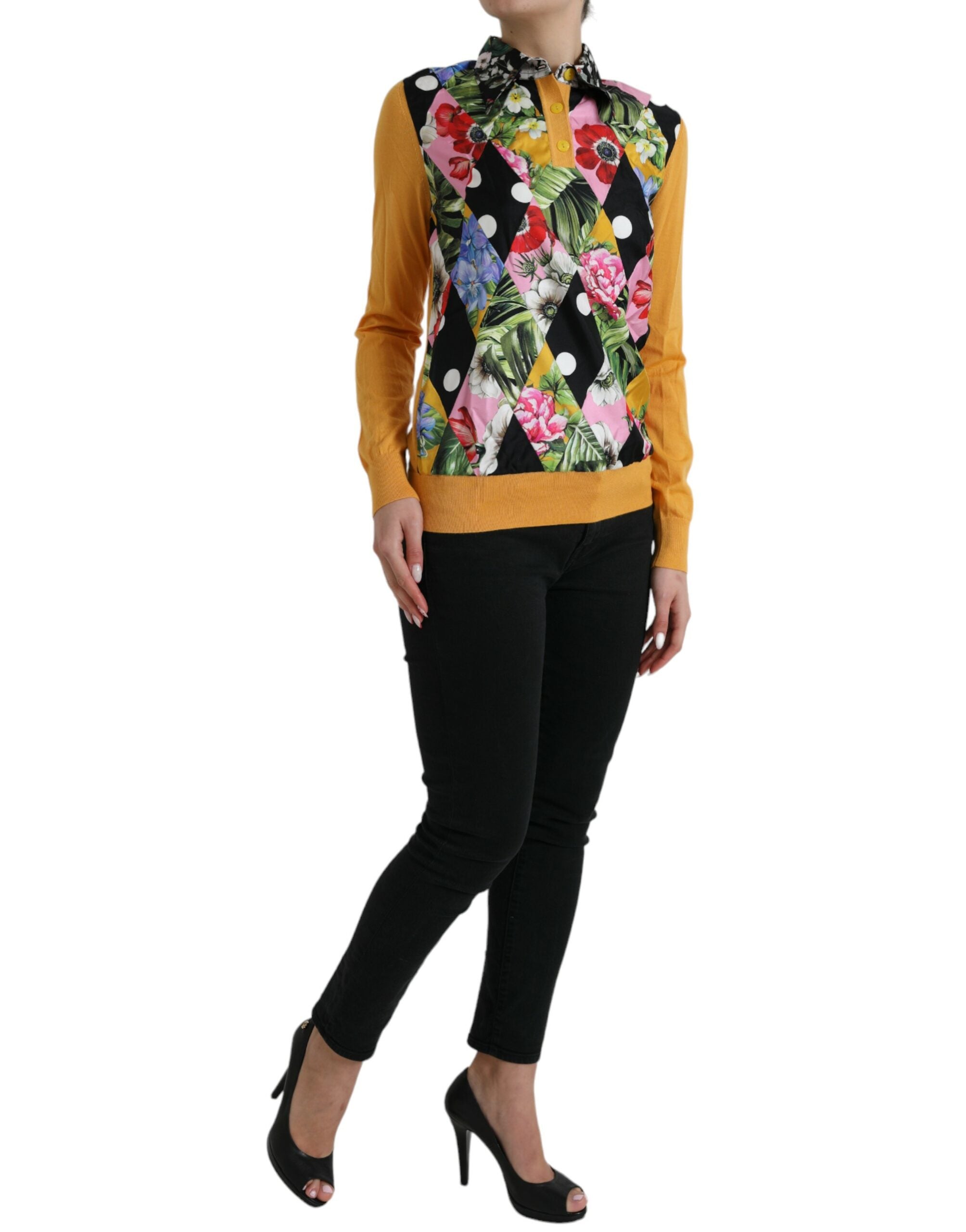 Pull Dolce & Gabbana en cachemire multicolore avec patchwork, col henley, élégant et confortable, visible en gros plan.