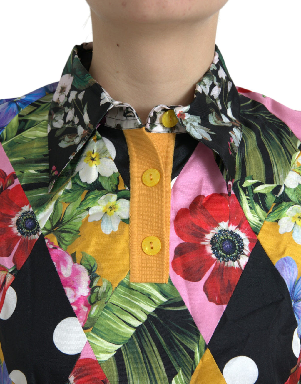Pull en cachemire Dolce & Gabbana à patchwork multicolore, col henley, détails colorés et texture douce visible sur l'image.