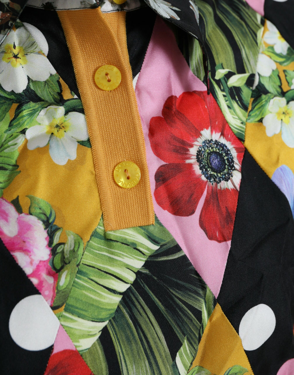 Pull Dolce & Gabbana en cachemire à patchwork multicolore avec col Henley, détail coloré et tissu doux visible sur l'image.