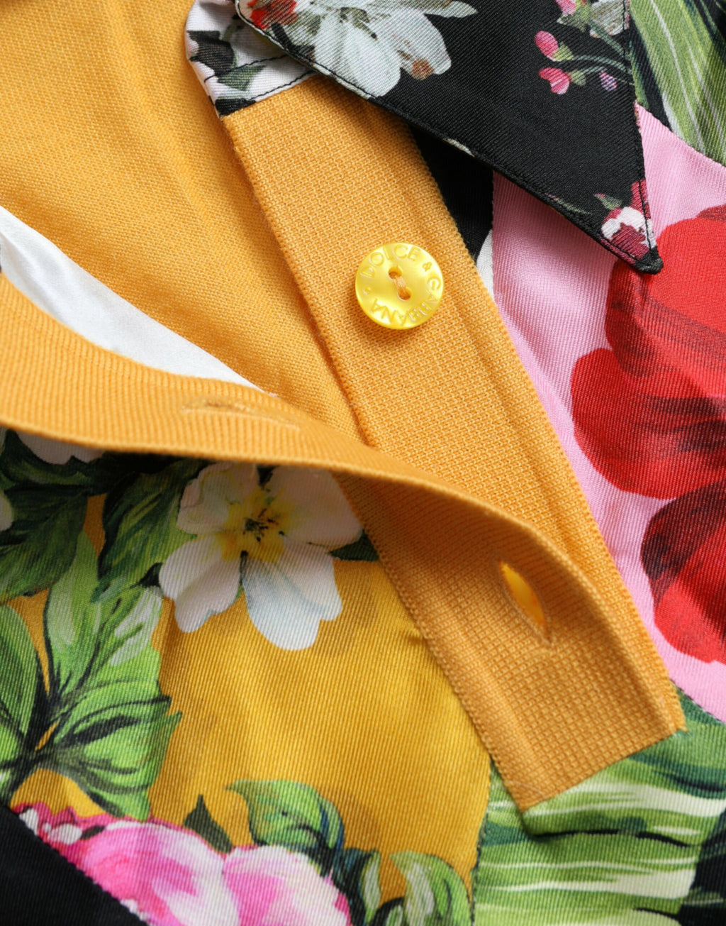 Pull en cachemire Dolce & Gabbana à patchworks multicolores, Henley, avec col boutonné et motif vibrant.