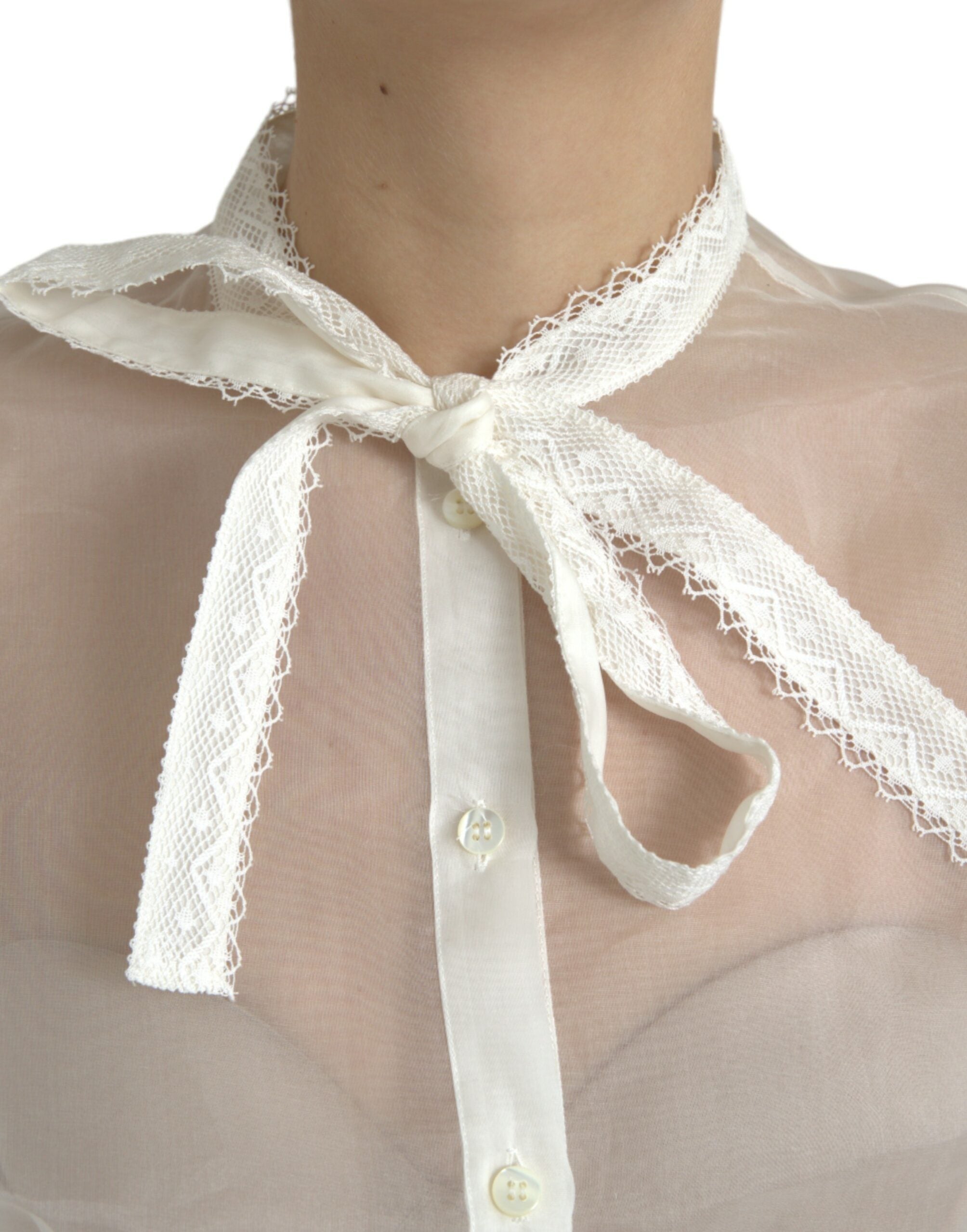 Chemise en soie blanche Dolce & Gabbana à manches longues avec col ascot, élégante et sophistiquée.