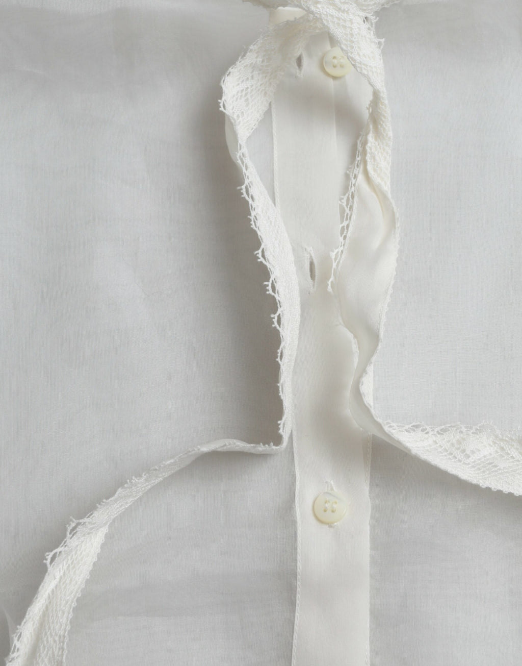 Chemise en soie blanche Dolce & Gabbana à manches longues avec col ascot, élégante et sophistiquée.