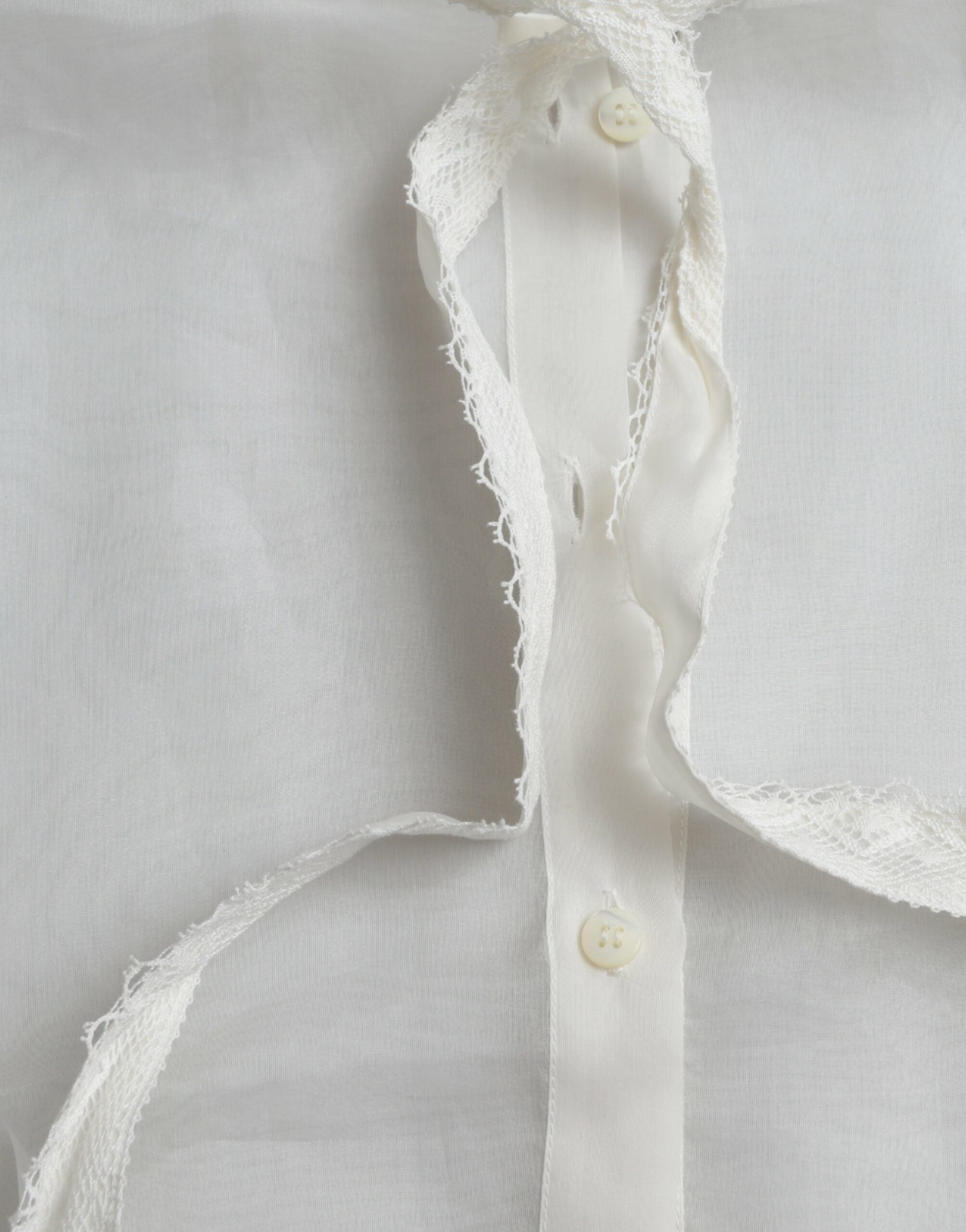 Chemise en soie blanche Dolce & Gabbana à manches longues avec col ascot, élégante et sophistiquée.