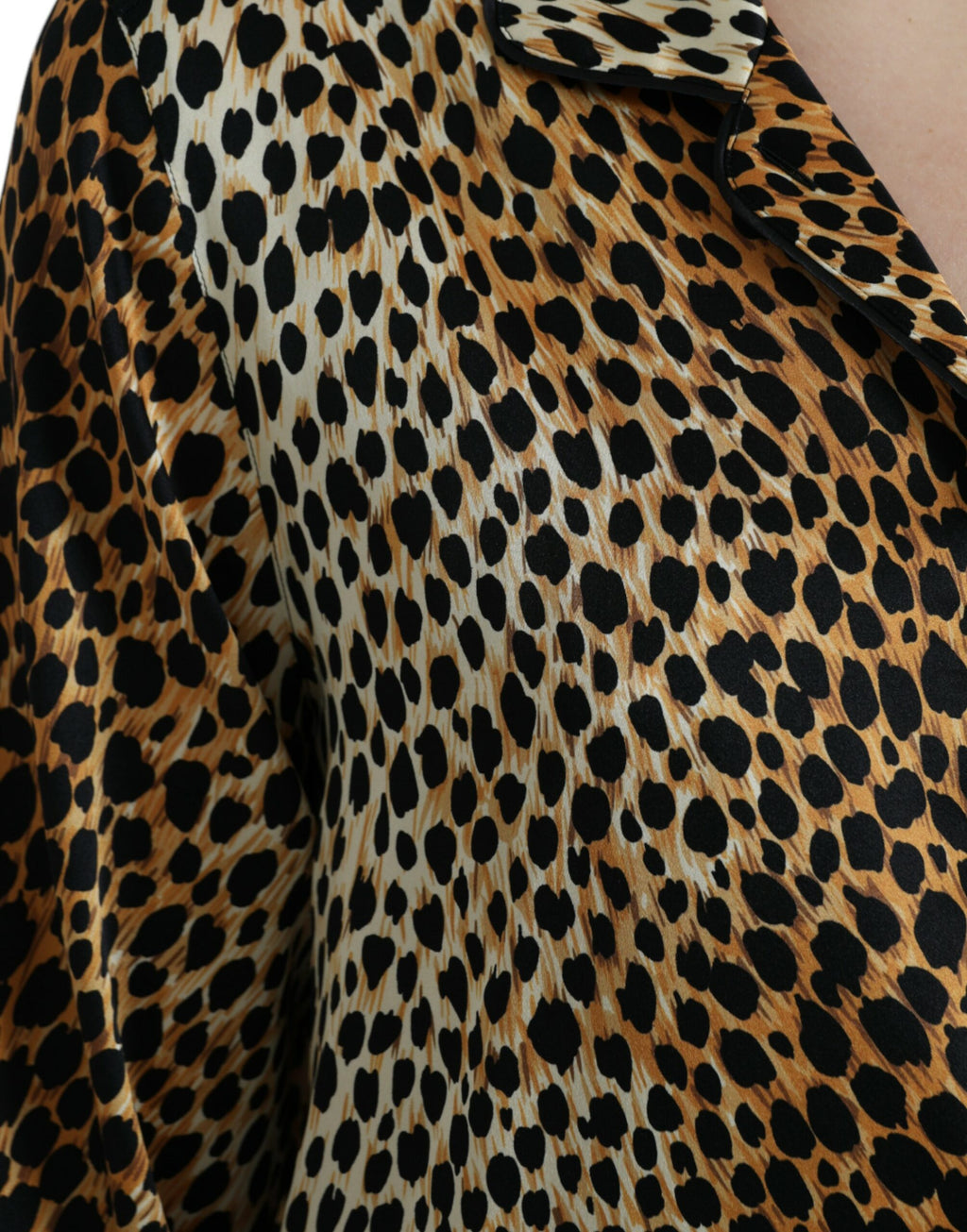 Chemise longue à manches longues Dolce & Gabbana à imprimé léopard marron, tissu élégant et style sophistiqué.