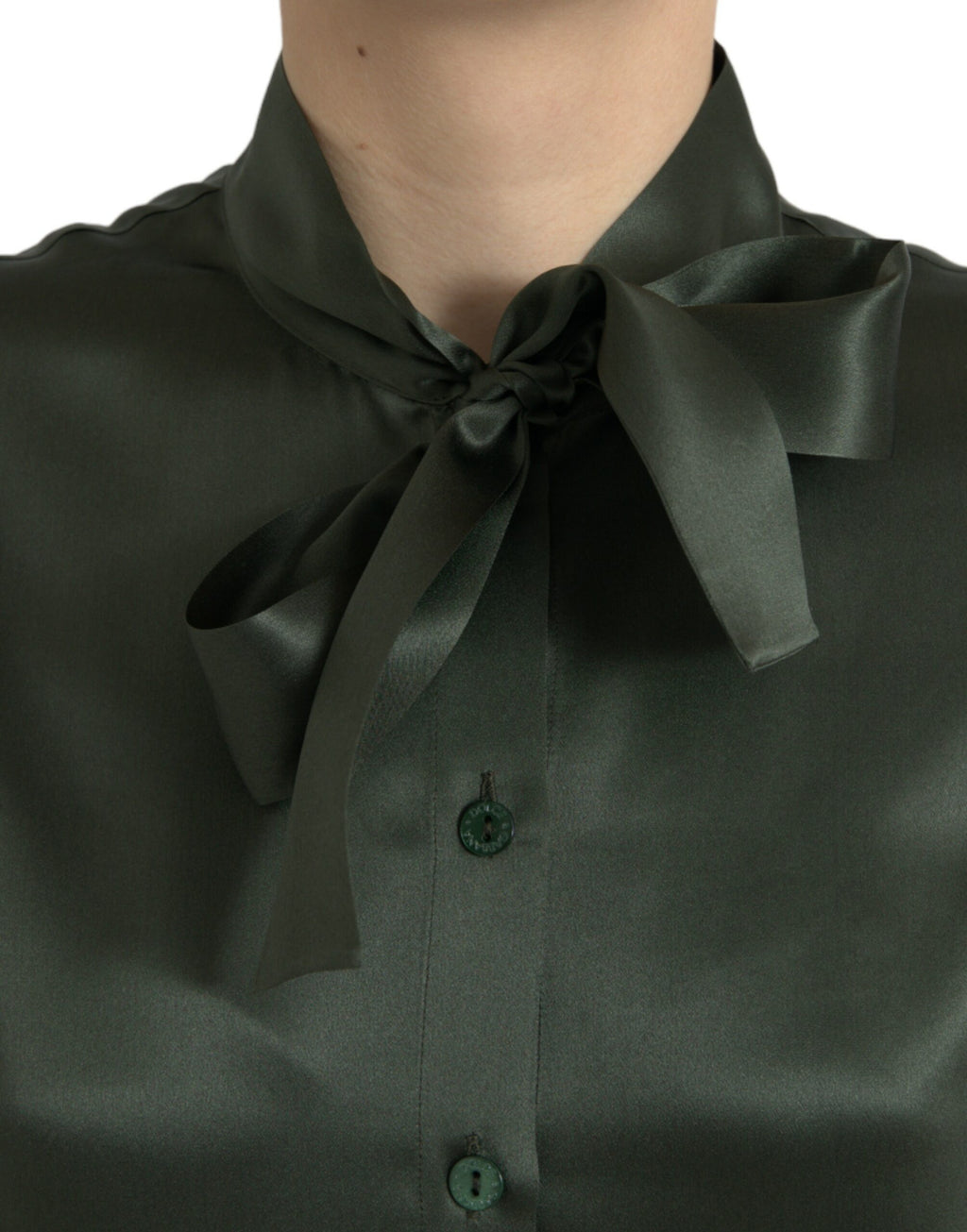Chemise Dolce & Gabbana gris à manches longues avec col ascot, tissu fluide et élégance sophistiquée.