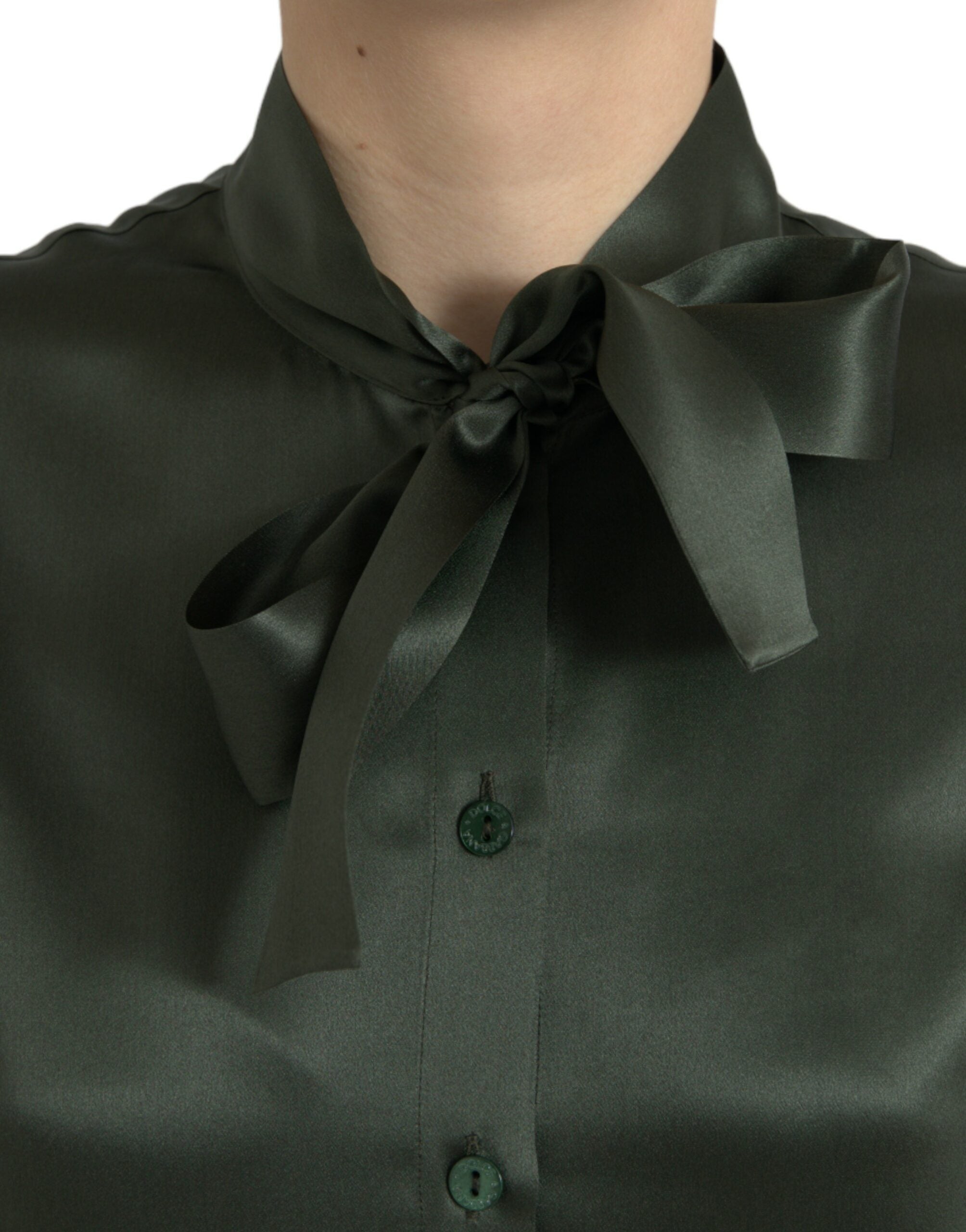 Chemise Dolce & Gabbana gris à manches longues avec col ascot, tissu fluide et élégance sophistiquée.