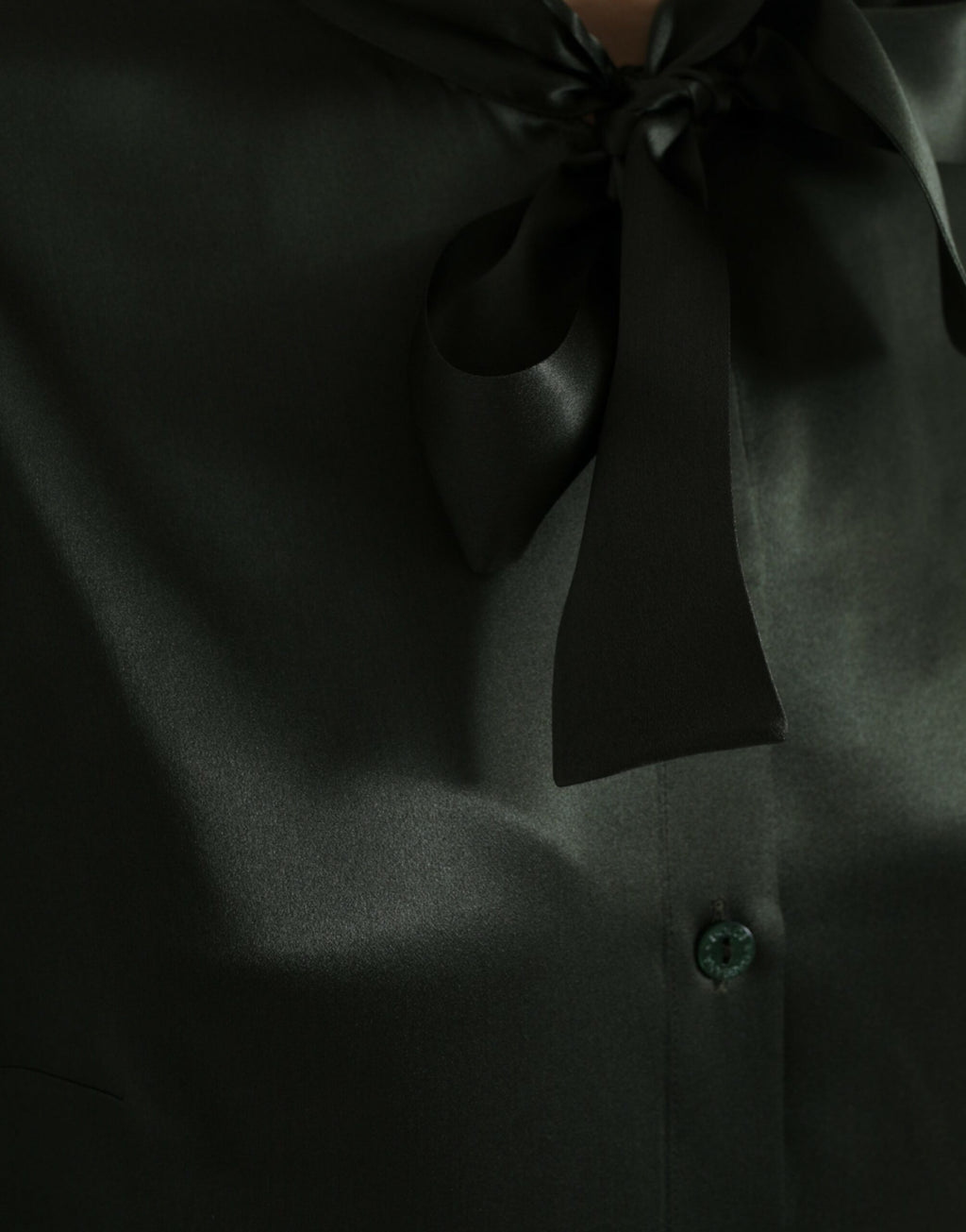 Chemise Dolce & Gabbana gris à manches longues et col ascot, élégante et sophistiquée, vue de face.